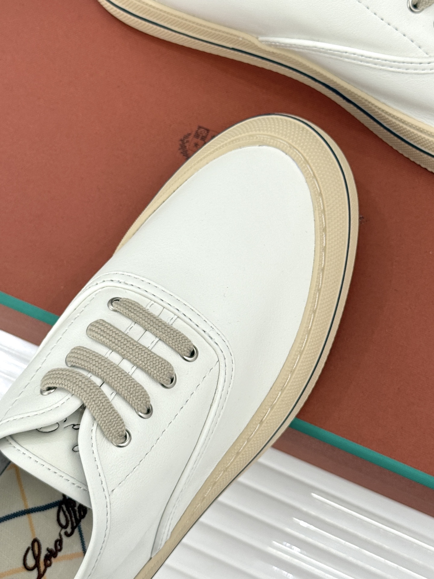 皮面Loro Piana新品情侣款休闲帆布鞋以极简轮廓诠释老钱风的低调奢华。甄选高支棉帆布 经防污防泼水