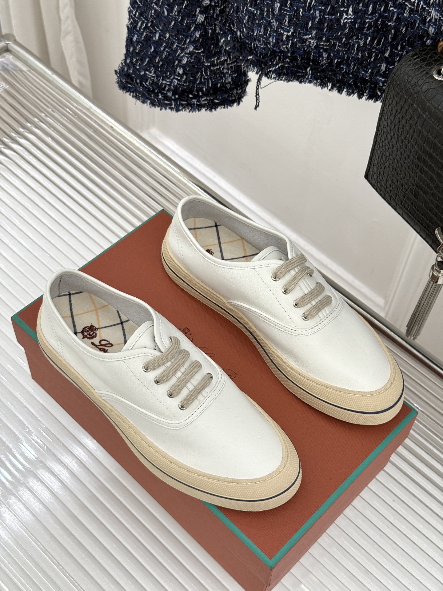 皮面Loro Piana新品情侣款休闲帆布鞋以极简轮廓诠释老钱风的低调奢华。甄选高支棉帆布 经防污防泼水