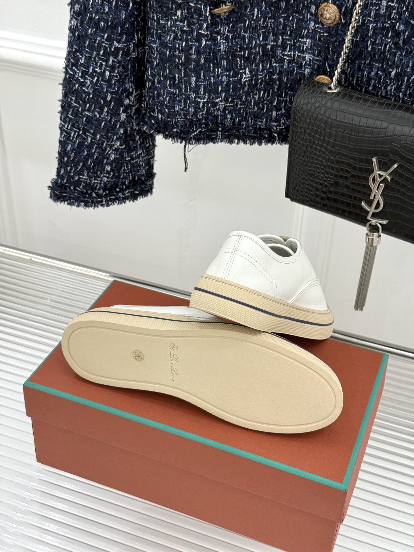 皮面Loro Piana新品情侣款休闲帆布鞋以极简轮廓诠释老钱风的低调奢华。甄选高支棉帆布 经防污防泼水