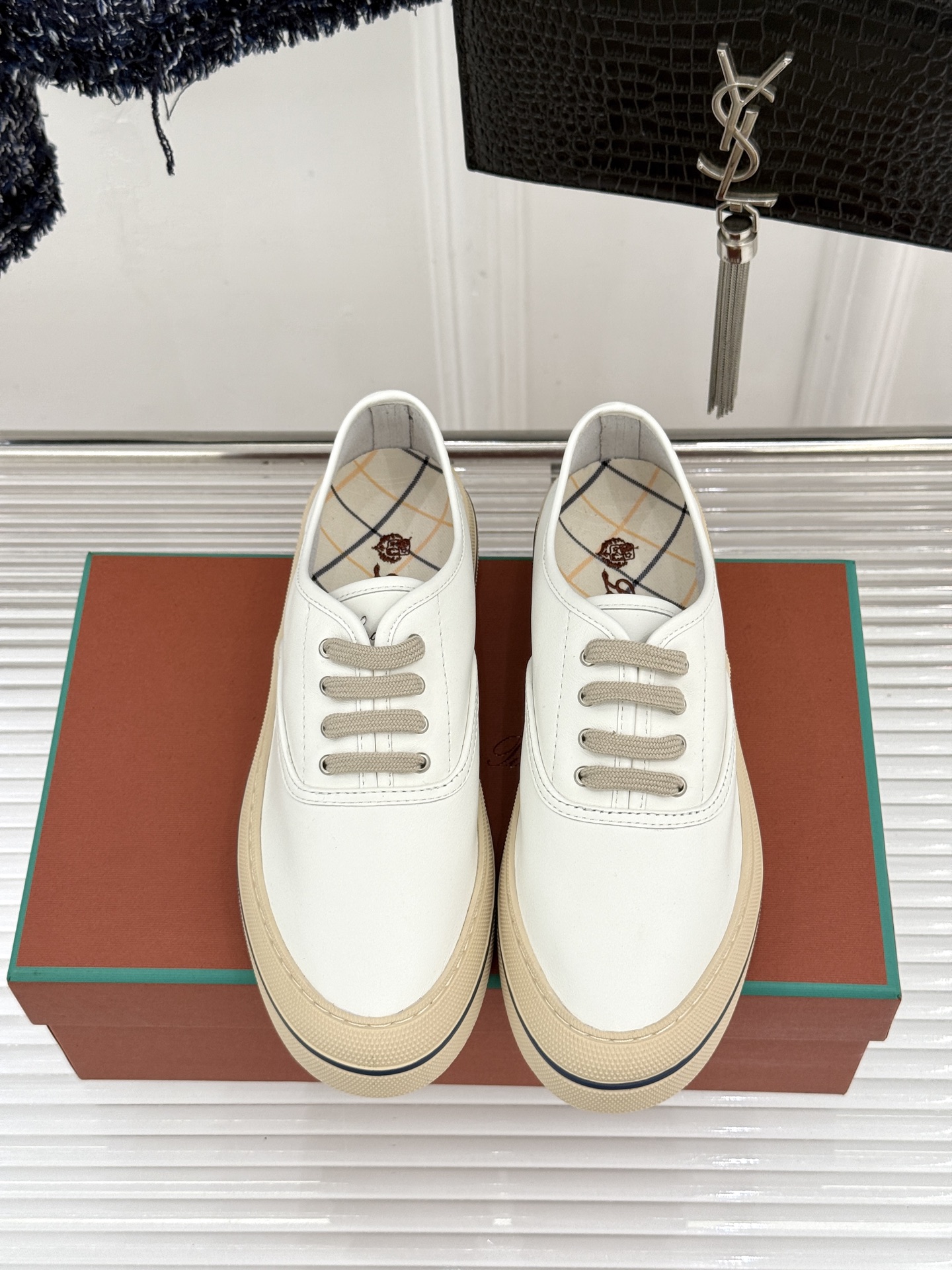 皮面Loro Piana新品情侣款休闲帆布鞋以极简轮廓诠释老钱风的低调奢华。甄选高支棉帆布 经防污防泼水