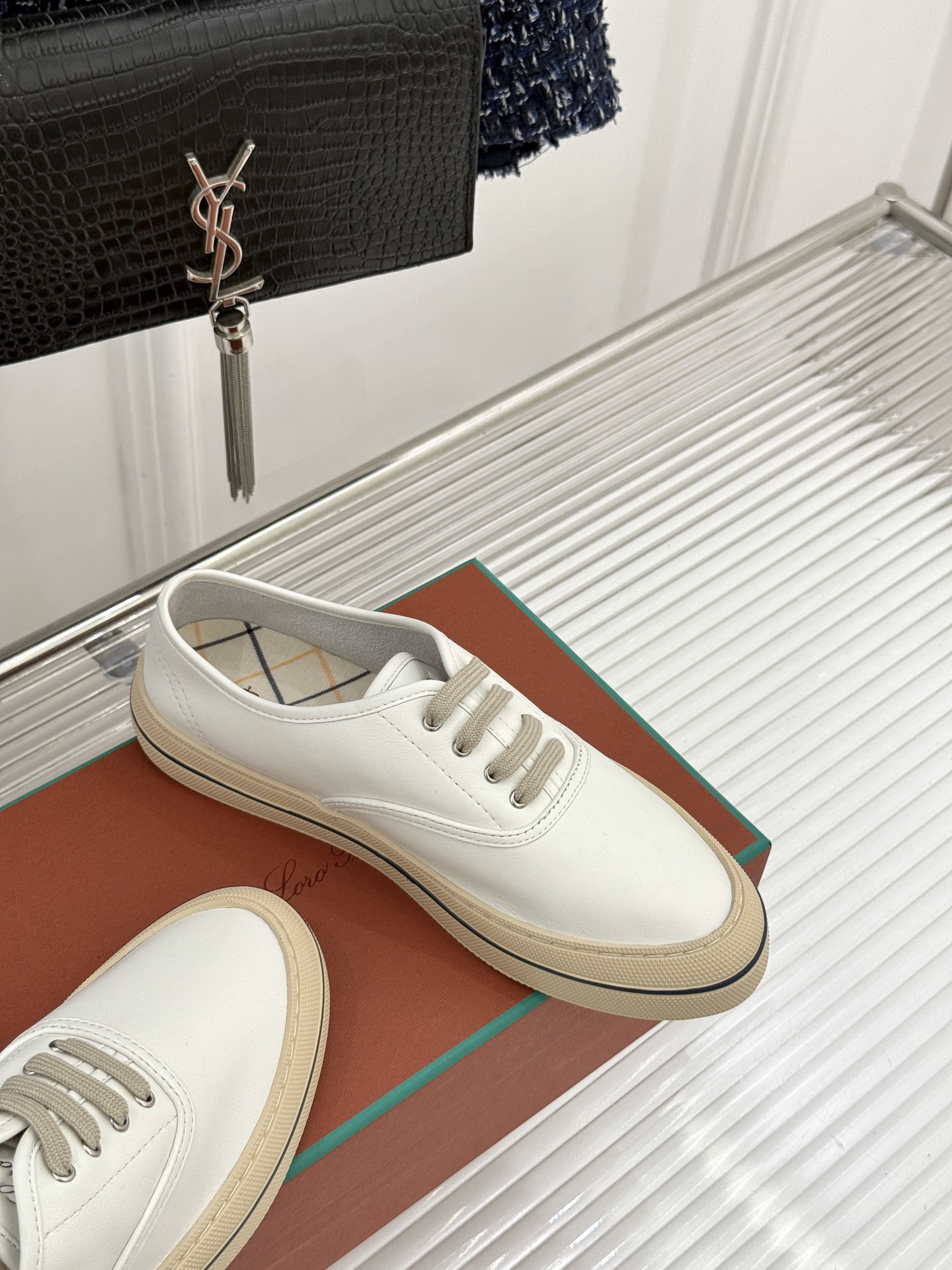 皮面Loro Piana新品情侣款休闲帆布鞋以极简轮廓诠释老钱风的低调奢华。甄选高支棉帆布 经防污防泼水