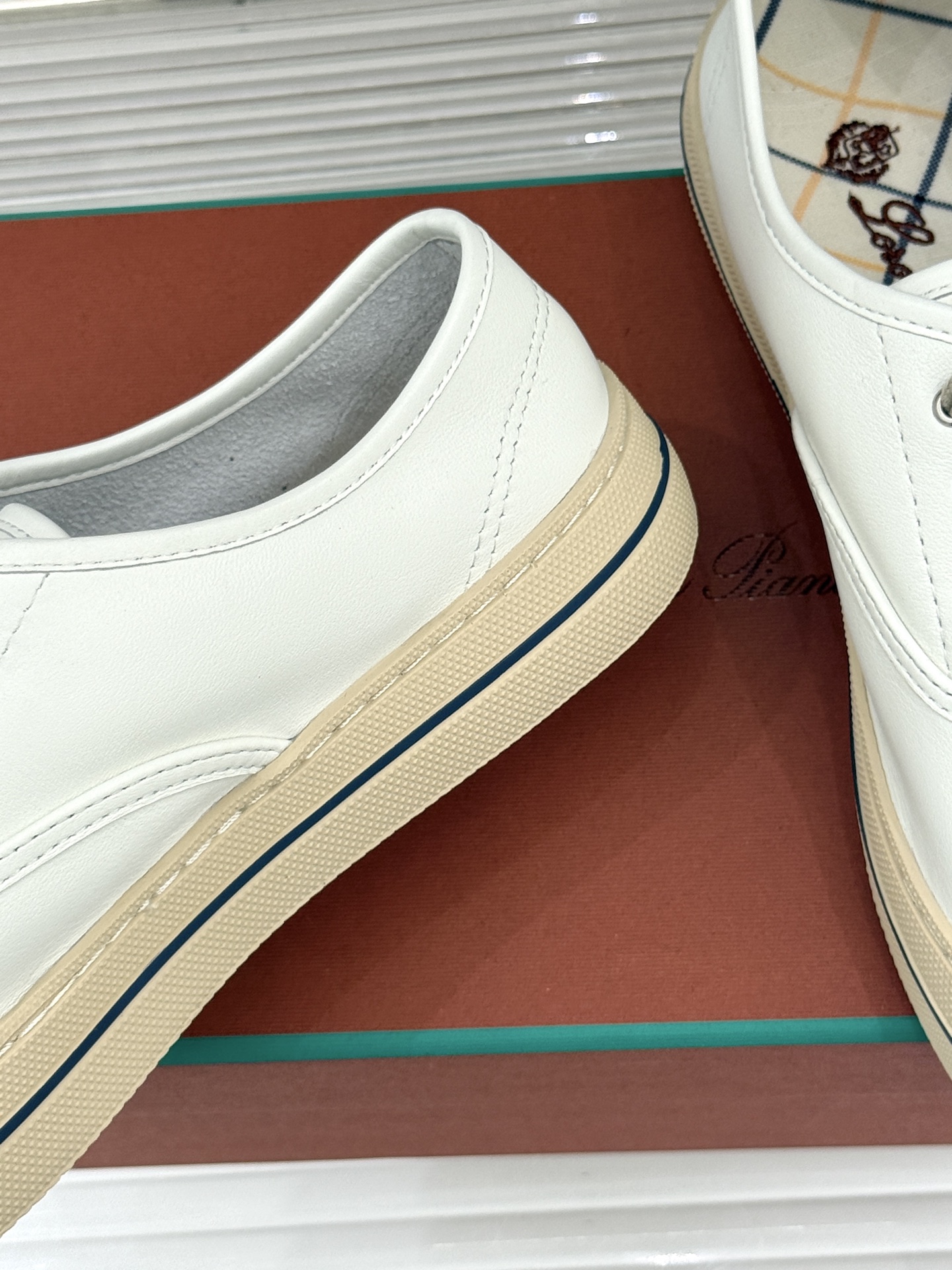 皮面Loro Piana新品情侣款休闲帆布鞋以极简轮廓诠释老钱风的低调奢华。甄选高支棉帆布 经防污防泼水