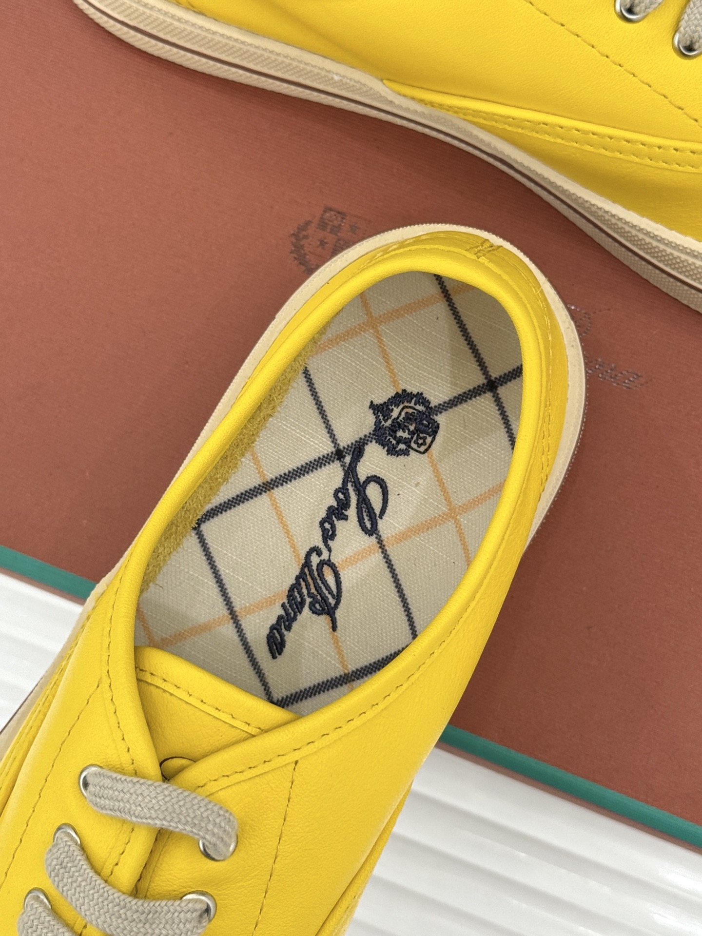 皮面Loro Piana新品情侣款休闲帆布鞋以极简轮廓诠释老钱风的低调奢华。甄选高支棉帆布 经防污防泼水