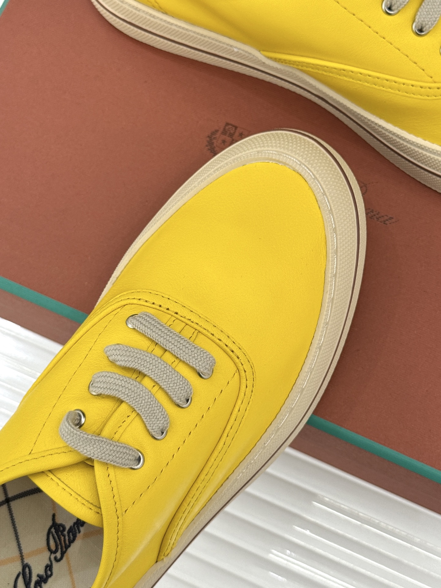 皮面Loro Piana新品情侣款休闲帆布鞋以极简轮廓诠释老钱风的低调奢华。甄选高支棉帆布 经防污防泼水