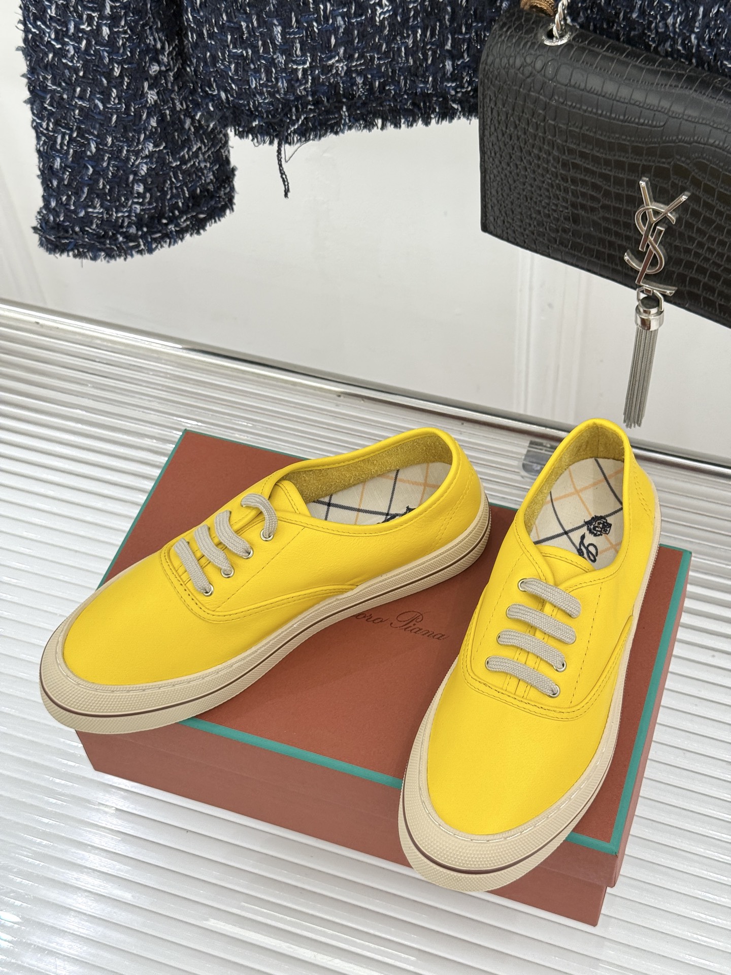 皮面Loro Piana新品情侣款休闲帆布鞋以极简轮廓诠释老钱风的低调奢华。甄选高支棉帆布 经防污防泼水