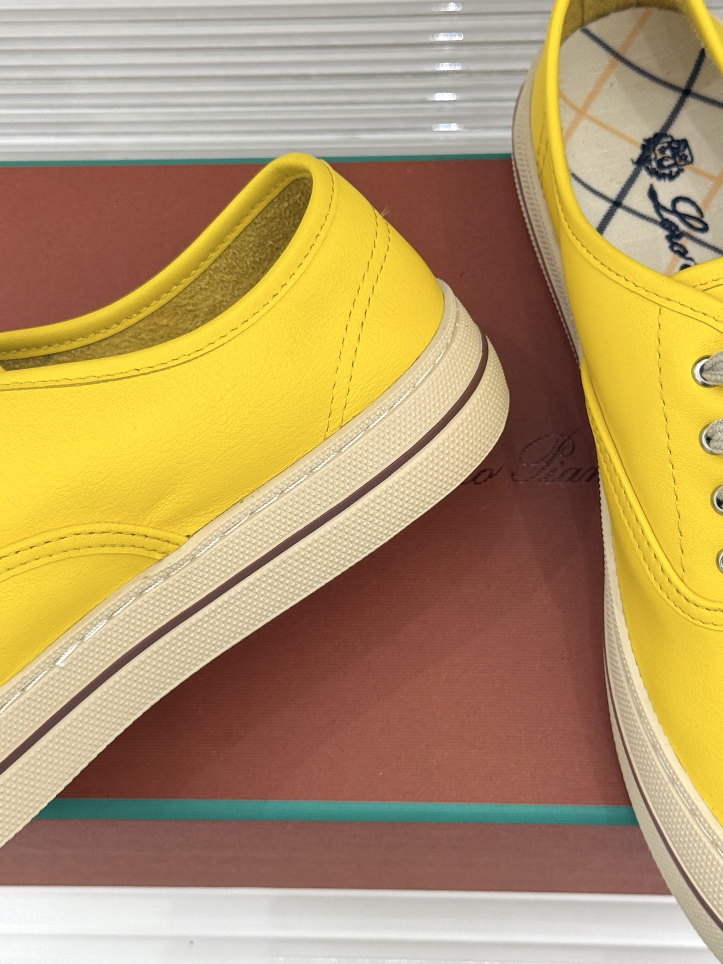 皮面Loro Piana新品情侣款休闲帆布鞋以极简轮廓诠释老钱风的低调奢华。甄选高支棉帆布 经防污防泼水