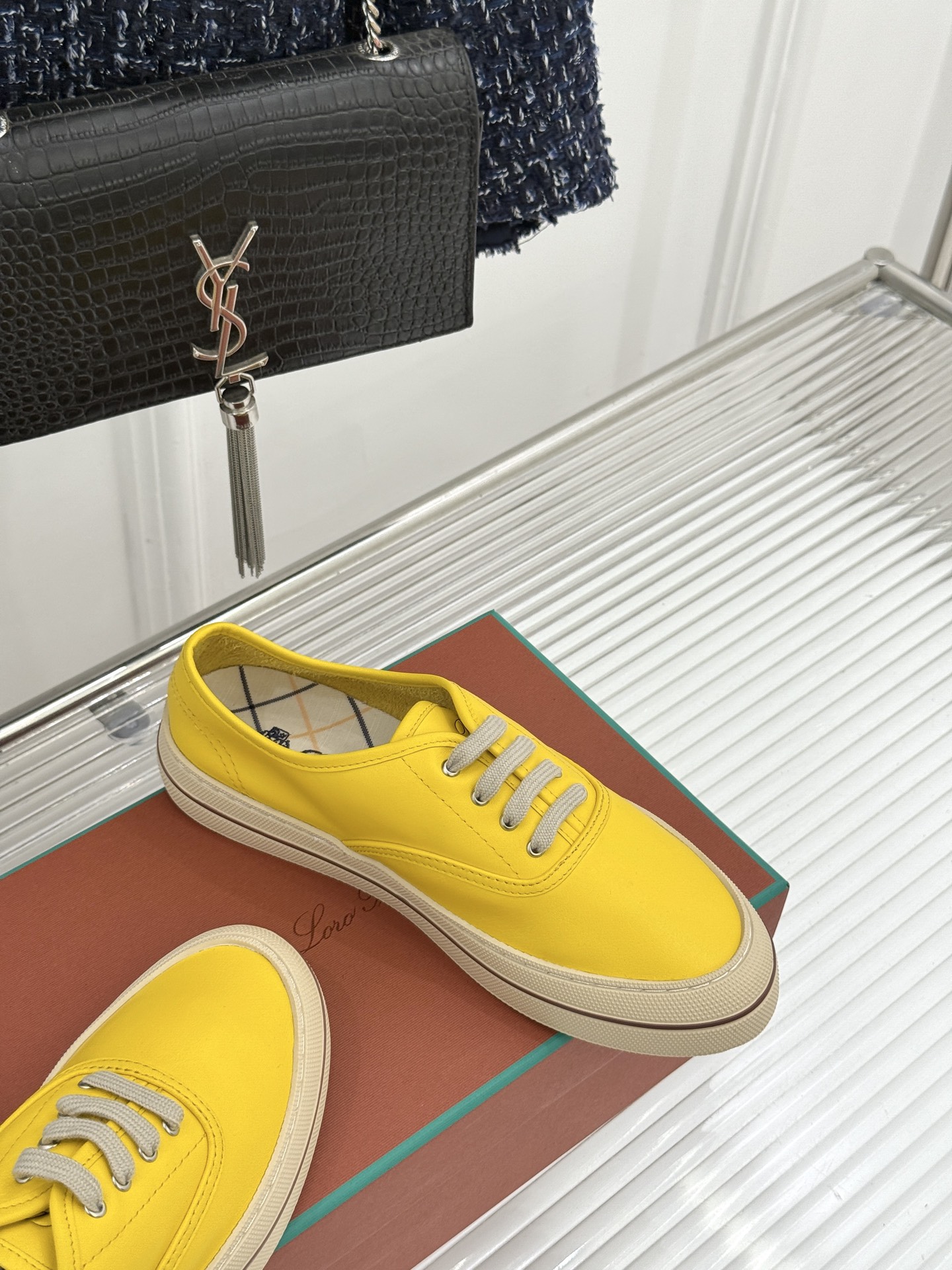 皮面Loro Piana新品情侣款休闲帆布鞋以极简轮廓诠释老钱风的低调奢华。甄选高支棉帆布 经防污防泼水