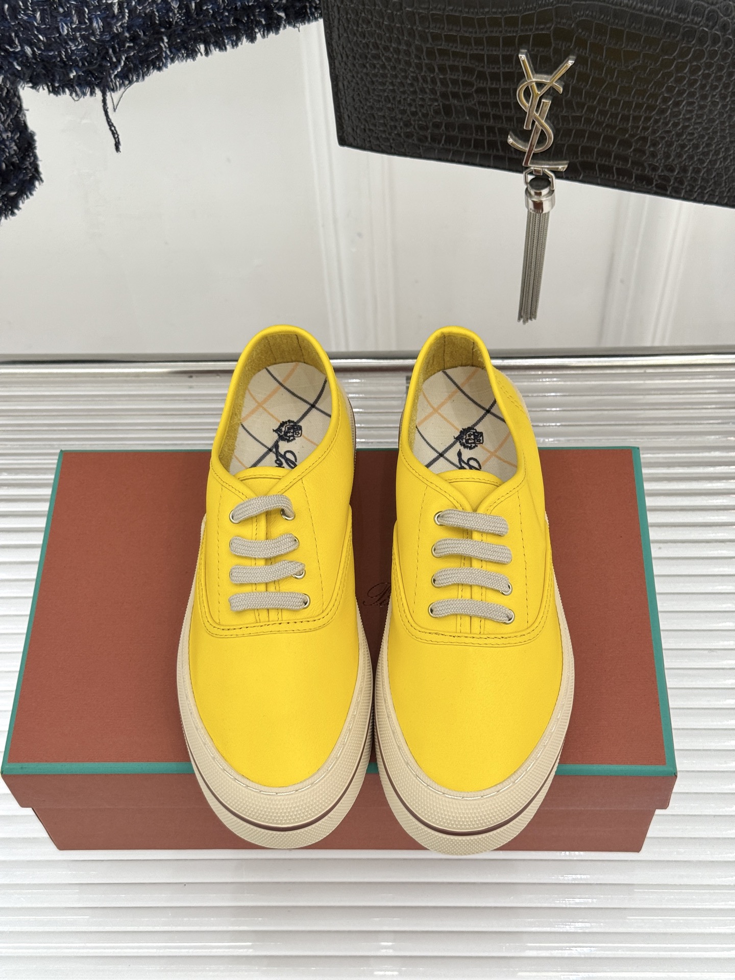 皮面Loro Piana新品情侣款休闲帆布鞋以极简轮廓诠释老钱风的低调奢华。甄选高支棉帆布 经防污防泼水