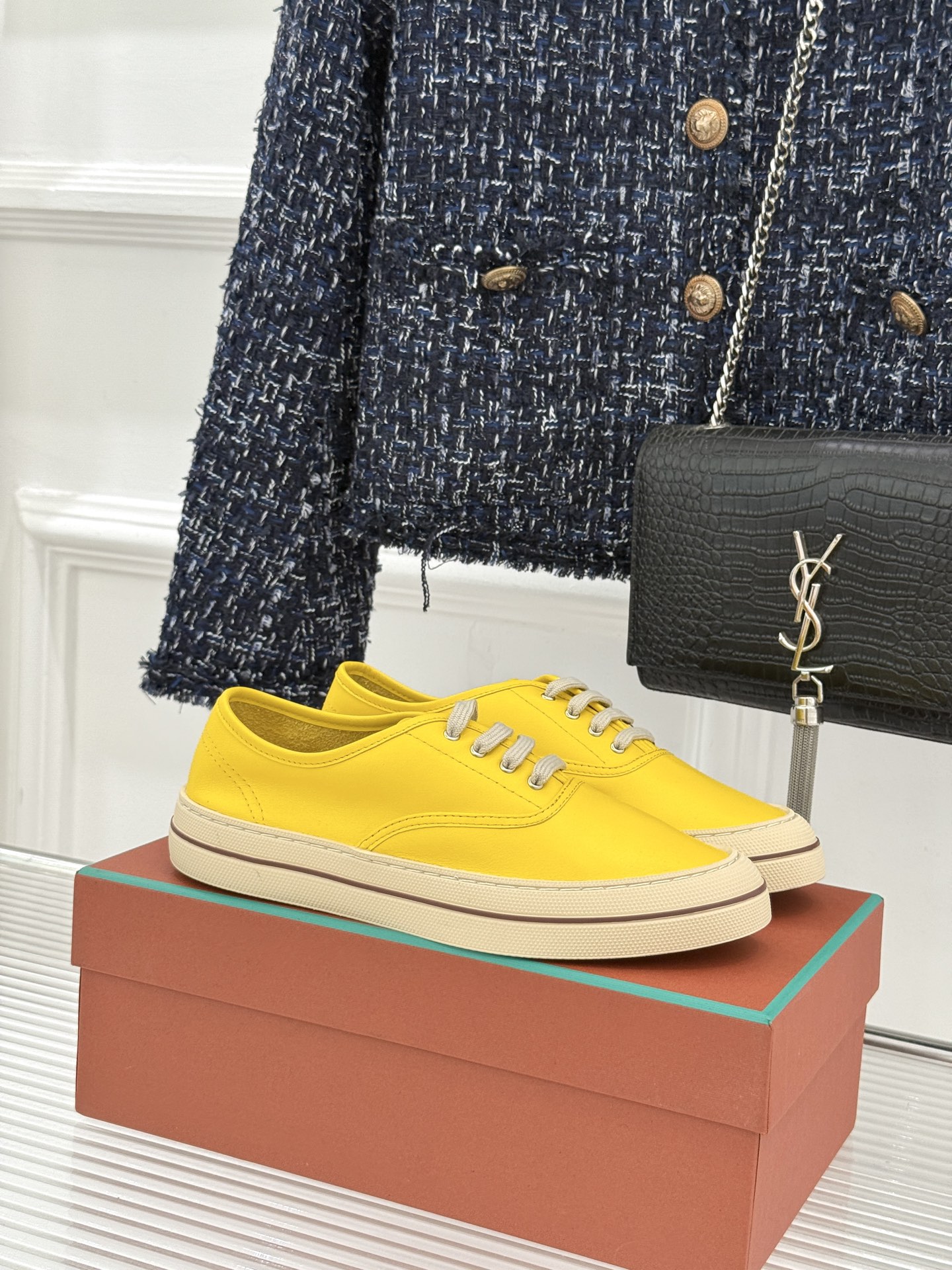 皮面Loro Piana新品情侣款休闲帆布鞋以极简轮廓诠释老钱风的低调奢华。甄选高支棉帆布 经防污防泼水