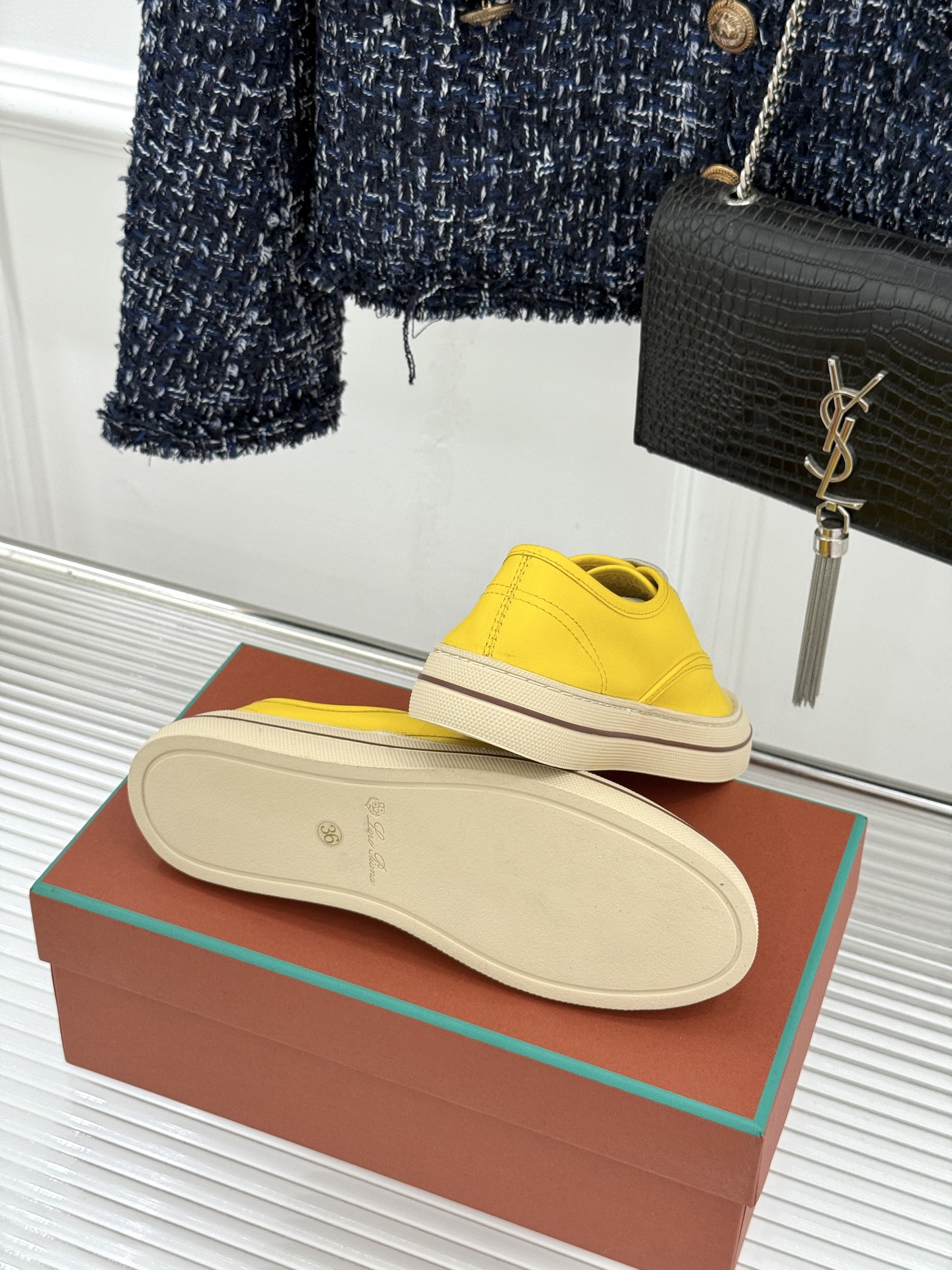 皮面Loro Piana新品情侣款休闲帆布鞋以极简轮廓诠释老钱风的低调奢华。甄选高支棉帆布 经防污防泼水