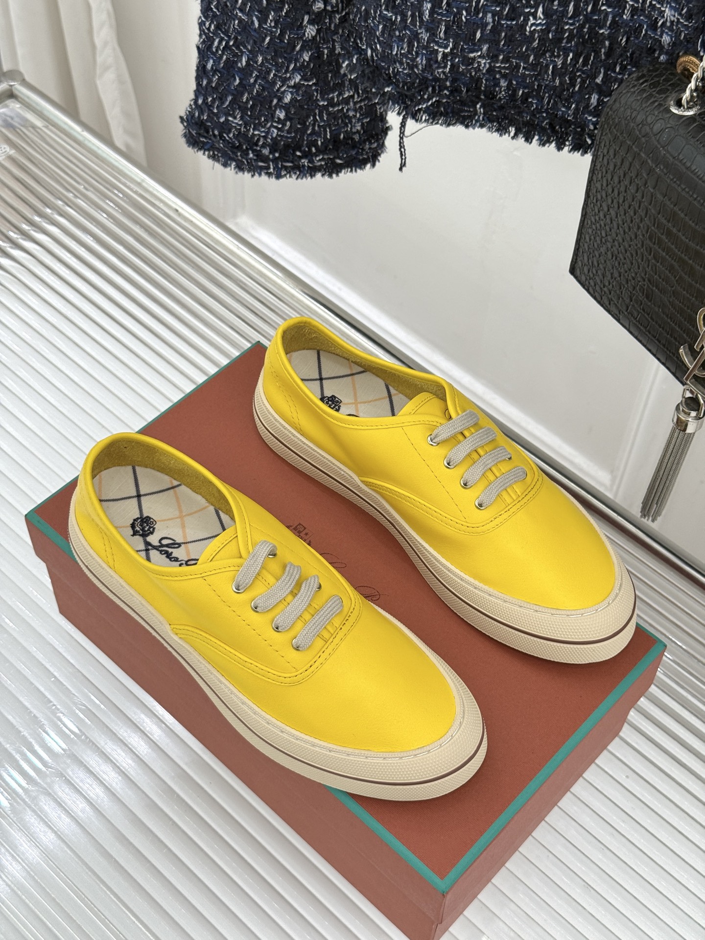 皮面Loro Piana新品情侣款休闲帆布鞋以极简轮廓诠释老钱风的低调奢华。甄选高支棉帆布 经防污防泼水