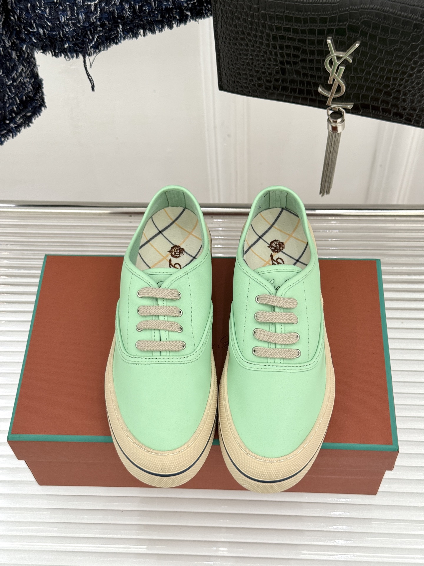 皮面Loro Piana新品情侣款休闲帆布鞋以极简轮廓诠释老钱风的低调奢华。甄选高支棉帆布 经防污防泼水