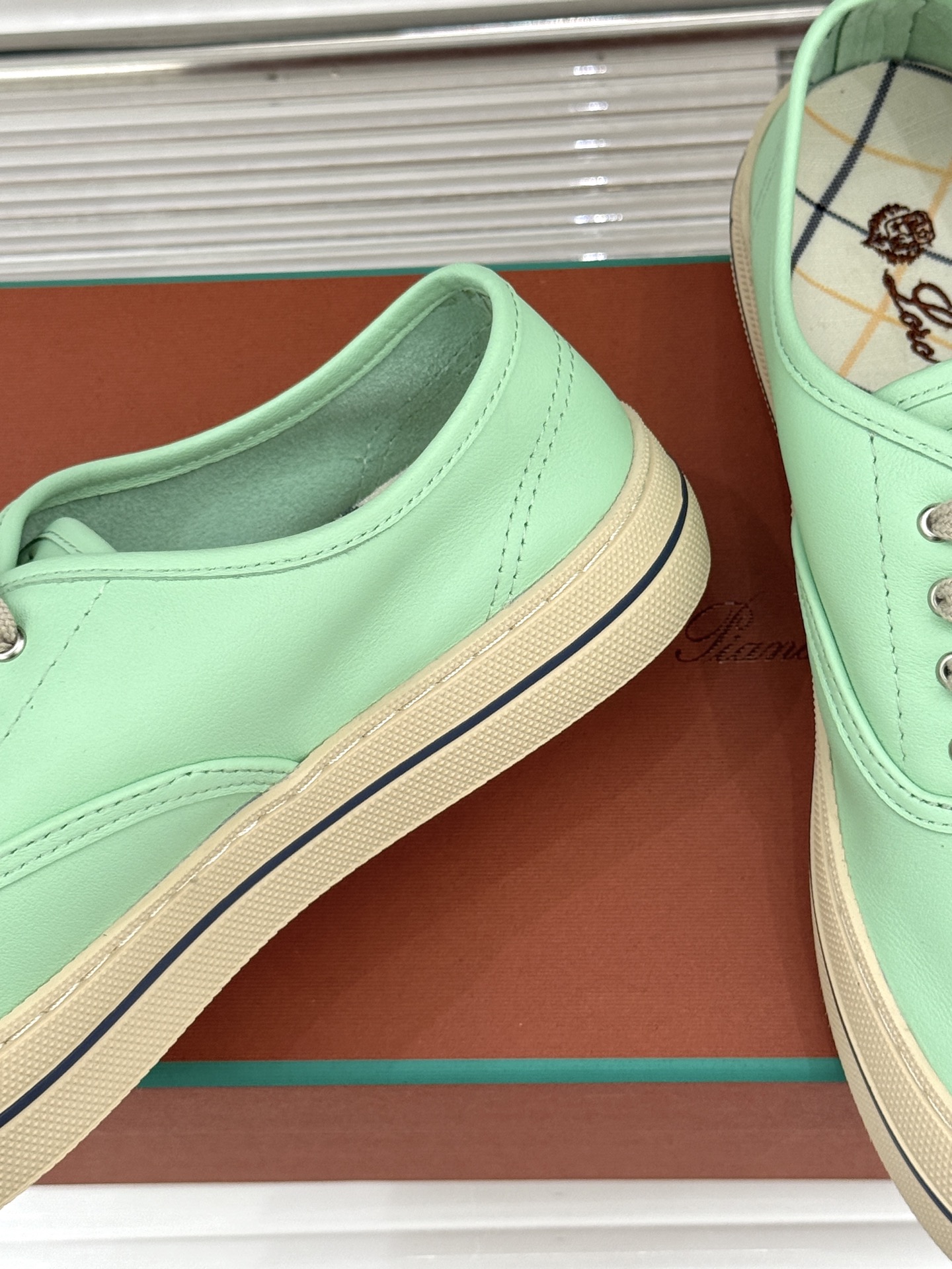 皮面Loro Piana新品情侣款休闲帆布鞋以极简轮廓诠释老钱风的低调奢华。甄选高支棉帆布 经防污防泼水