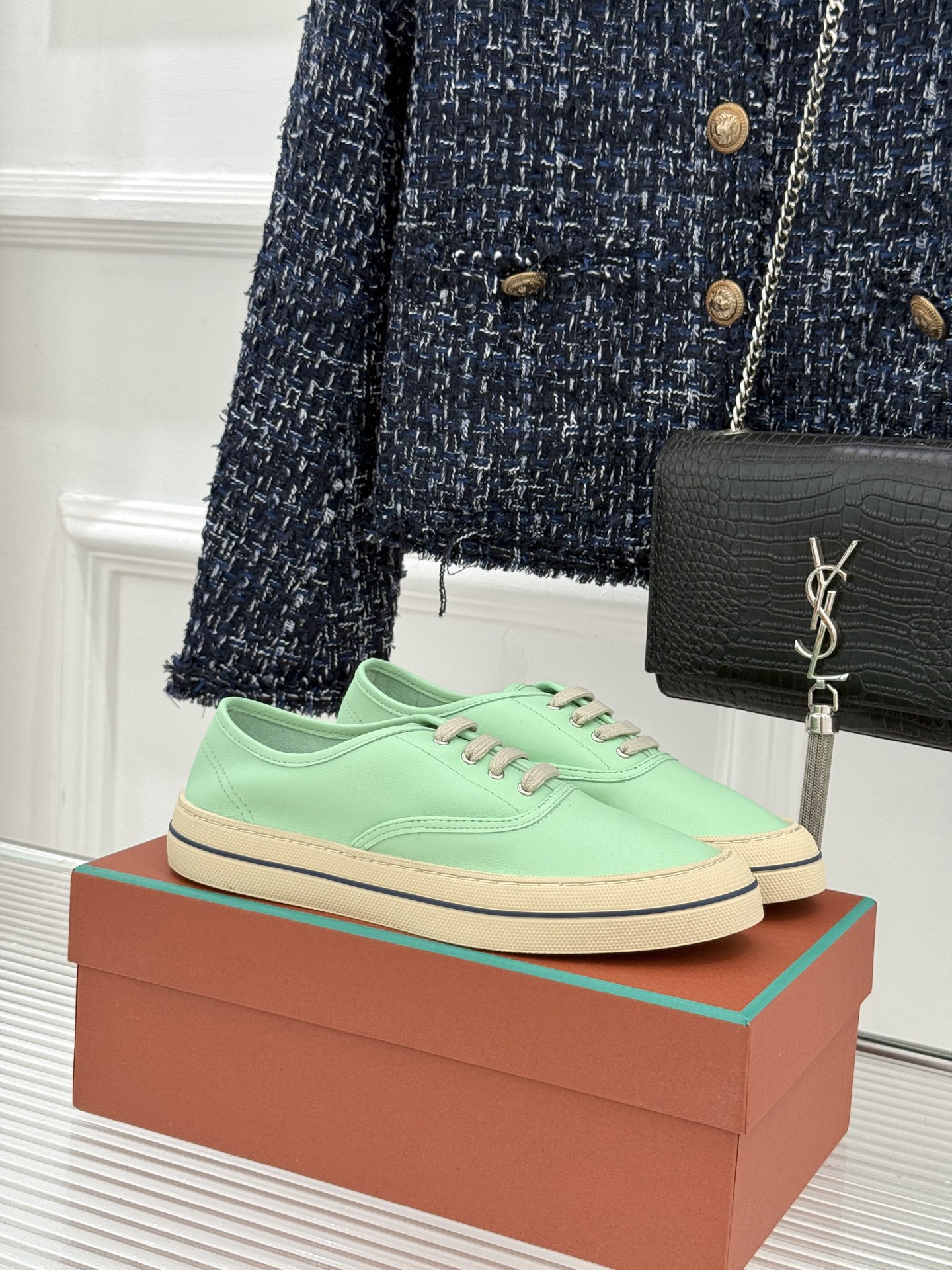 皮面Loro Piana新品情侣款休闲帆布鞋以极简轮廓诠释老钱风的低调奢华。甄选高支棉帆布 经防污防泼水