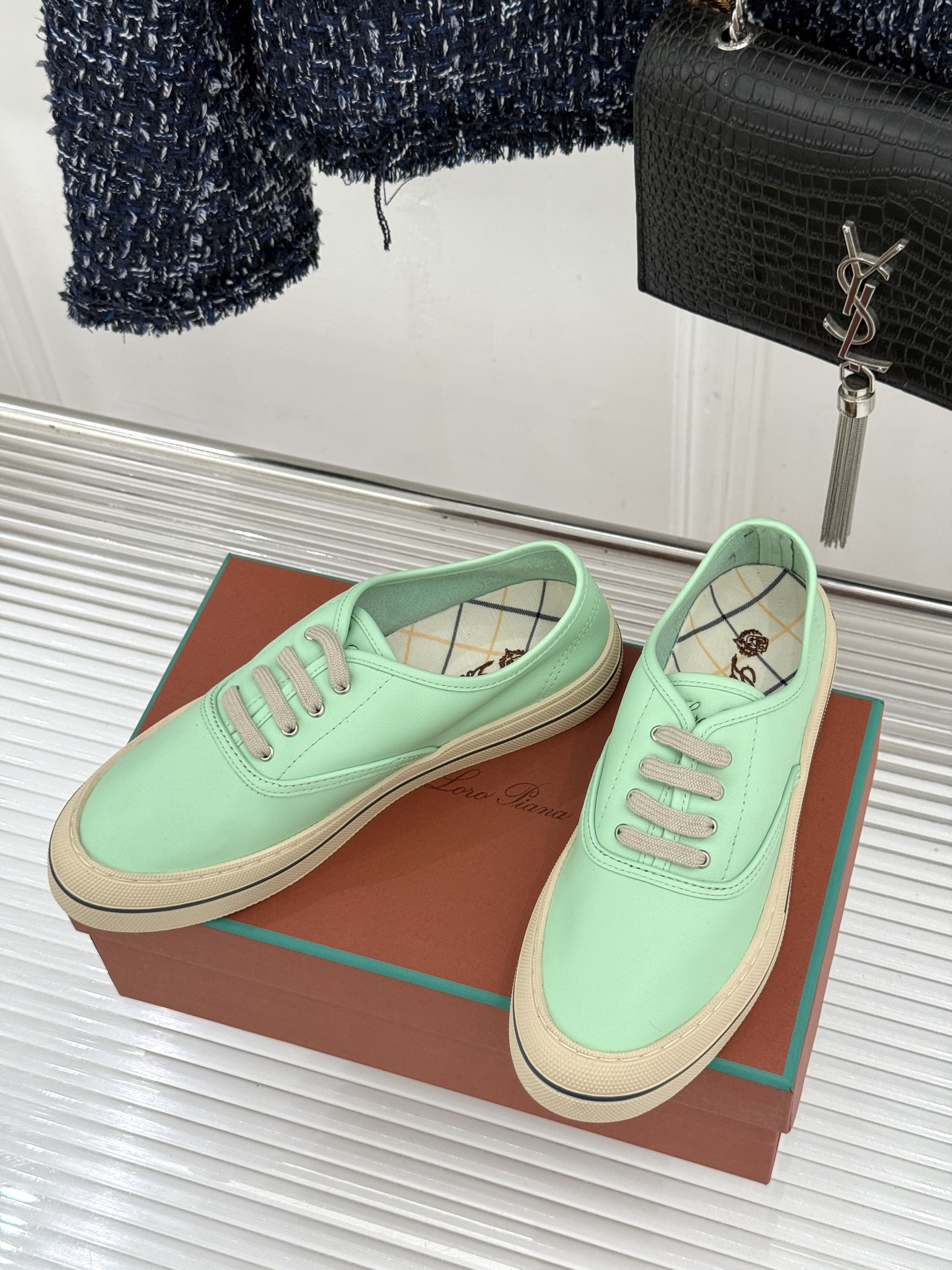 皮面Loro Piana新品情侣款休闲帆布鞋以极简轮廓诠释老钱风的低调奢华。甄选高支棉帆布 经防污防泼水