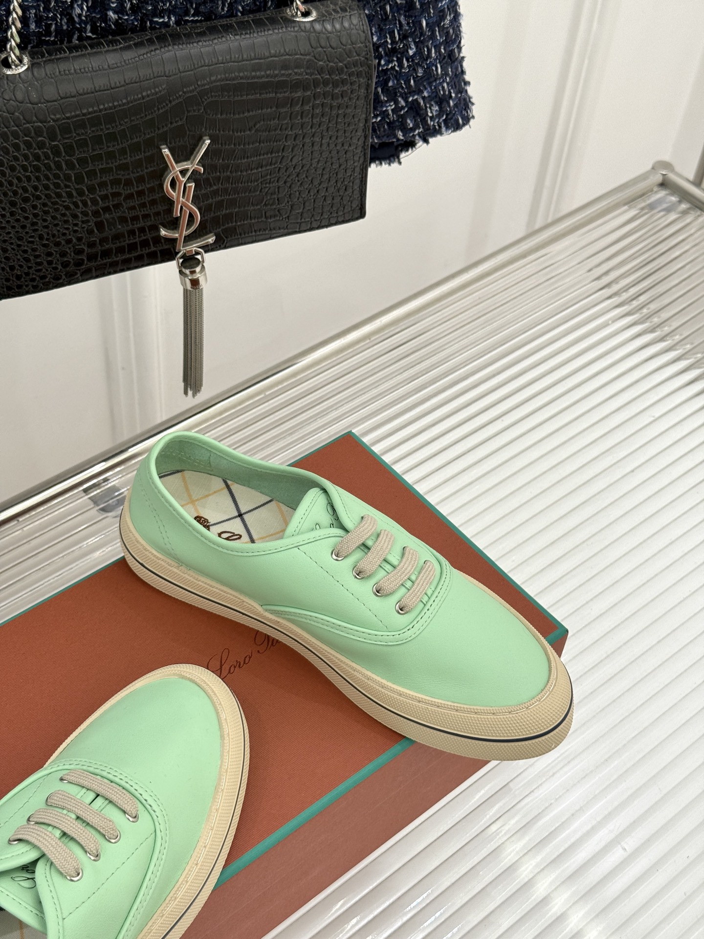 皮面Loro Piana新品情侣款休闲帆布鞋以极简轮廓诠释老钱风的低调奢华。甄选高支棉帆布 经防污防泼水