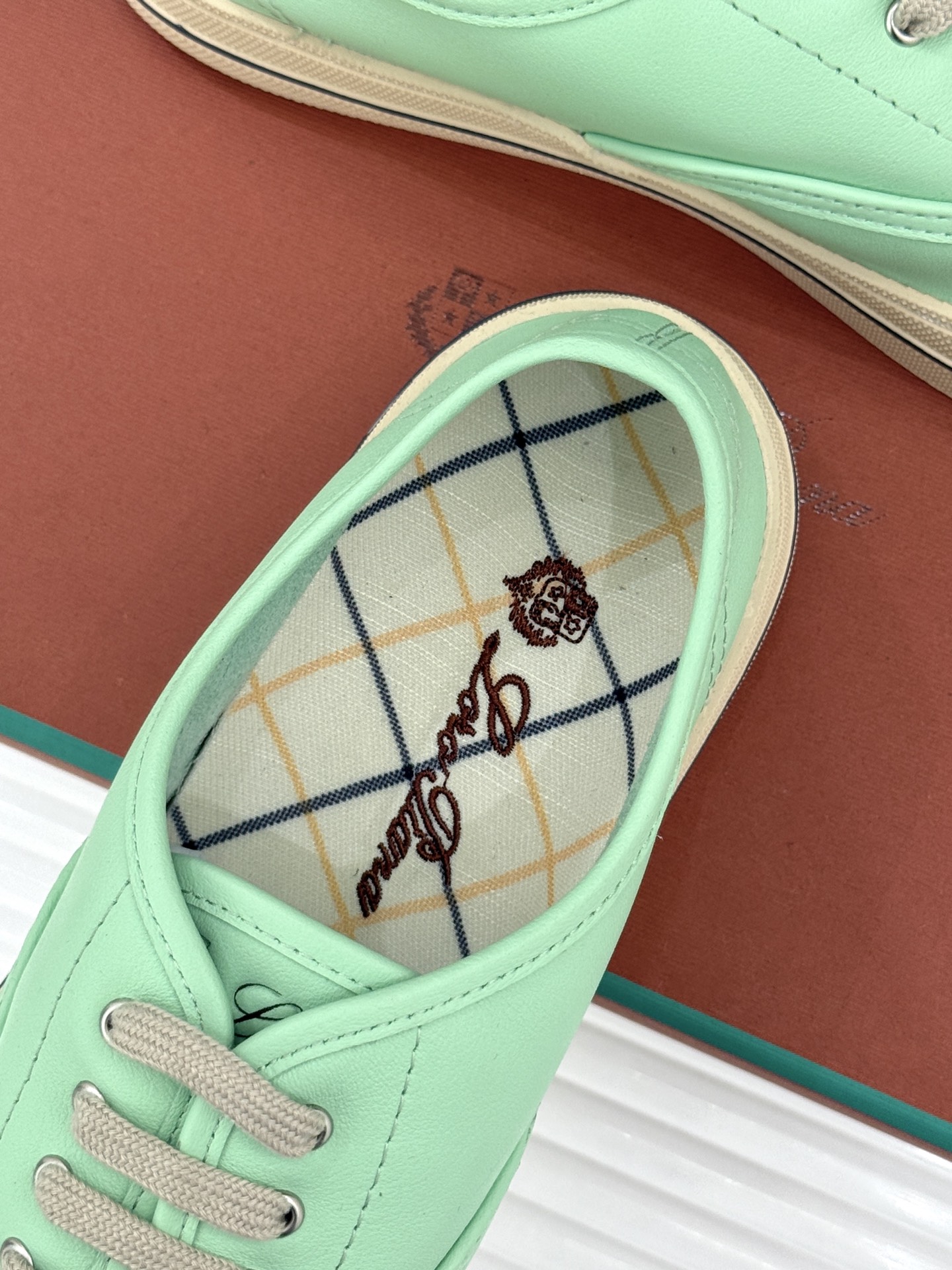 皮面Loro Piana新品情侣款休闲帆布鞋以极简轮廓诠释老钱风的低调奢华。甄选高支棉帆布 经防污防泼水