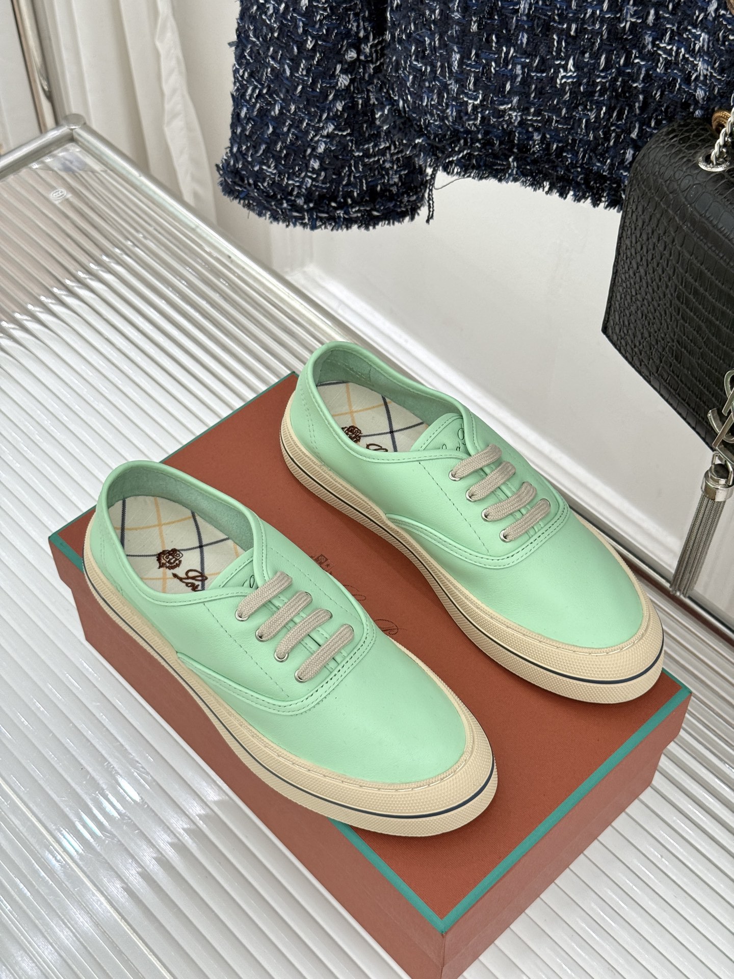 皮面Loro Piana新品情侣款休闲帆布鞋以极简轮廓诠释老钱风的低调奢华。甄选高支棉帆布 经防污防泼水