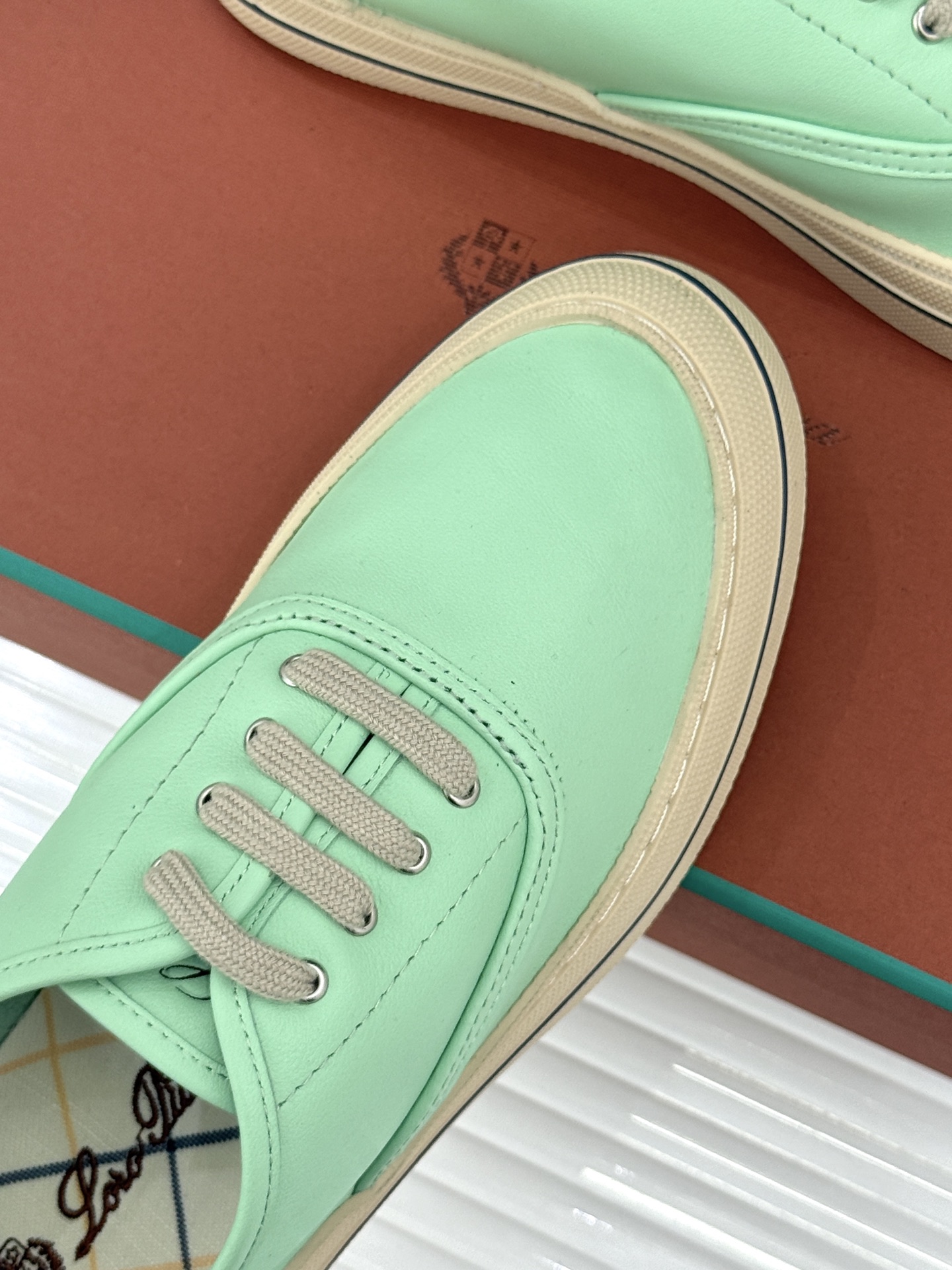 皮面Loro Piana新品情侣款休闲帆布鞋以极简轮廓诠释老钱风的低调奢华。甄选高支棉帆布 经防污防泼水