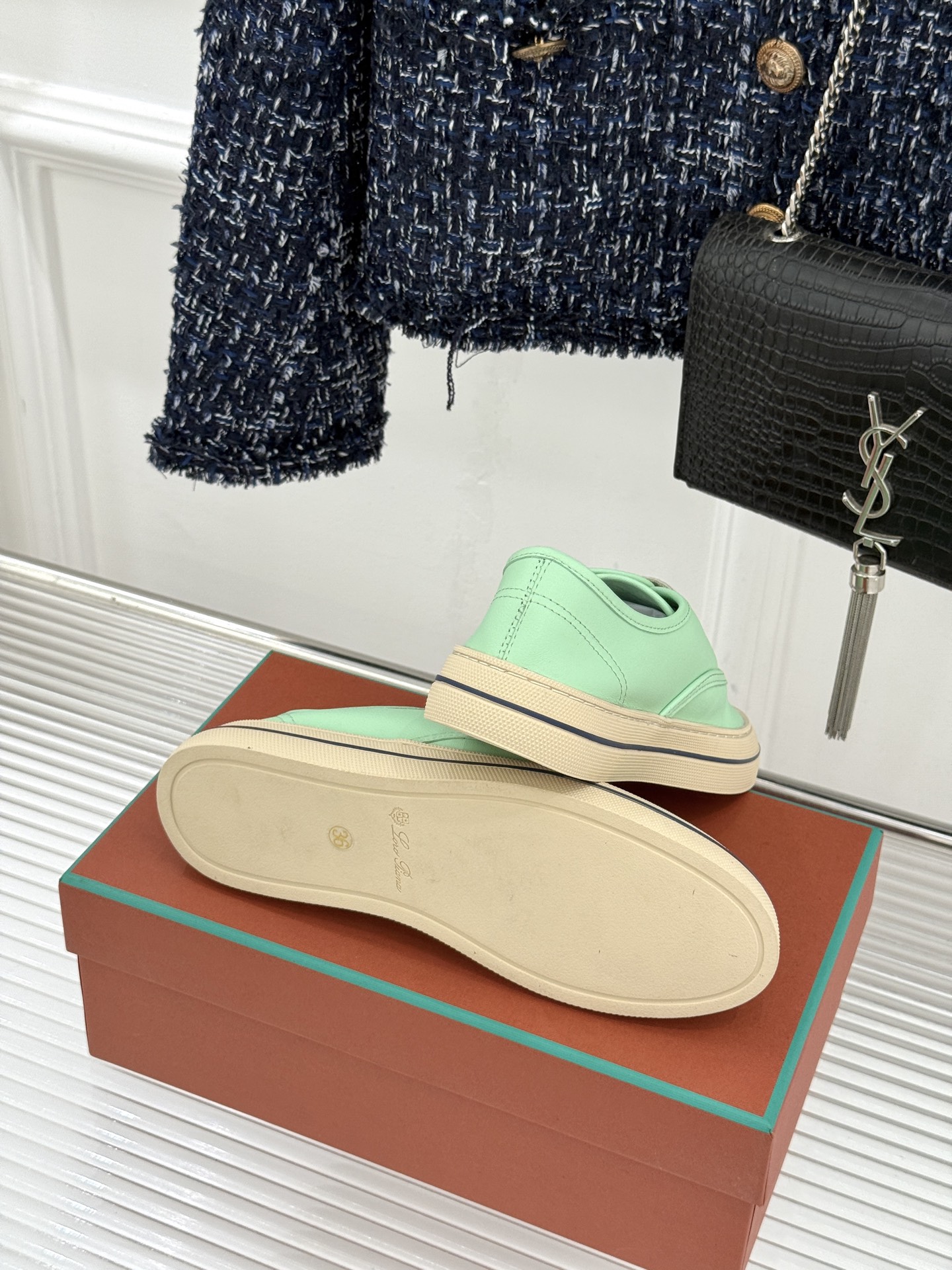 皮面Loro Piana新品情侣款休闲帆布鞋以极简轮廓诠释老钱风的低调奢华。甄选高支棉帆布 经防污防泼水