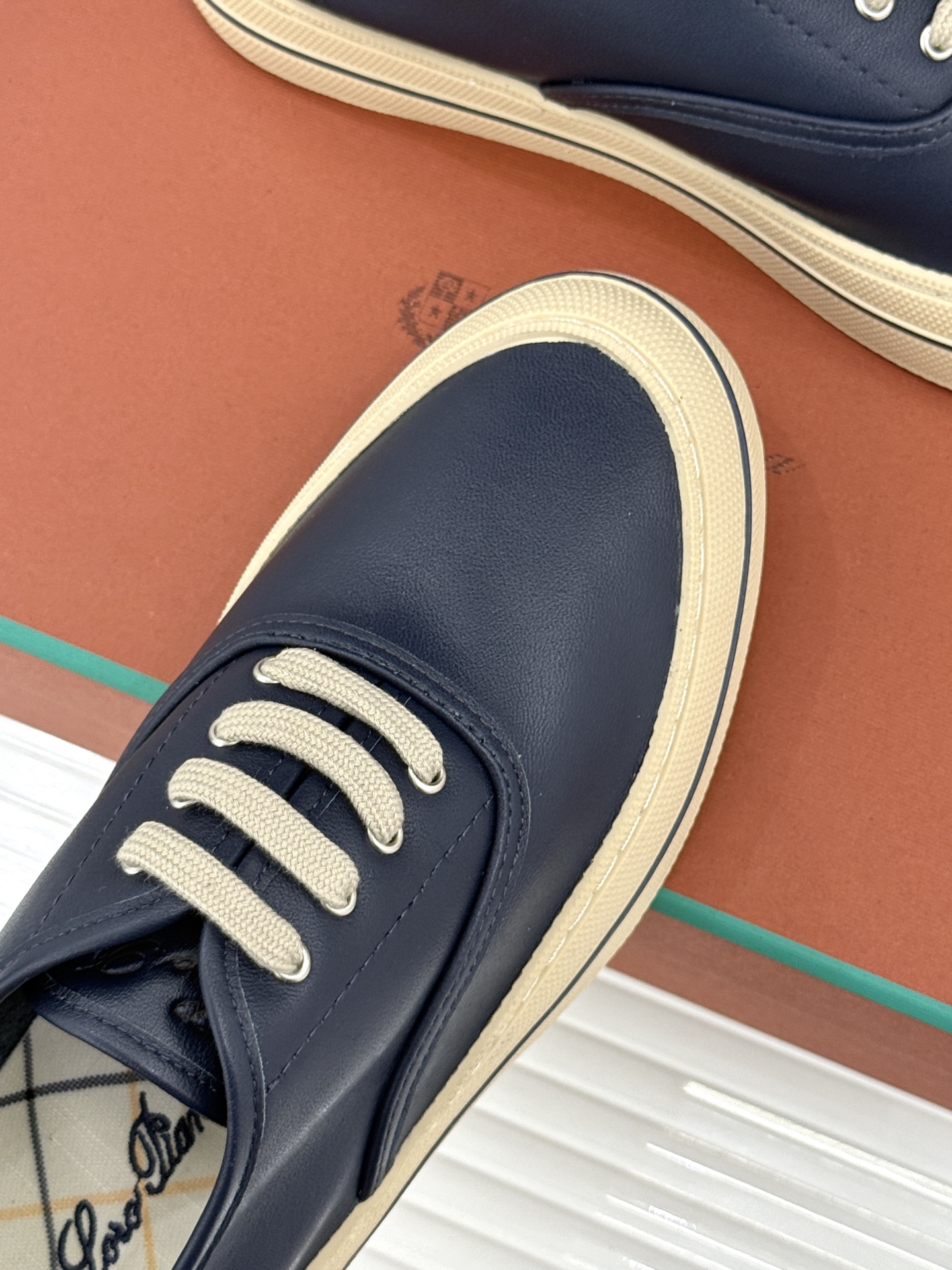 皮面Loro Piana新品情侣款休闲帆布鞋以极简轮廓诠释老钱风的低调奢华。甄选高支棉帆布 经防污防泼水