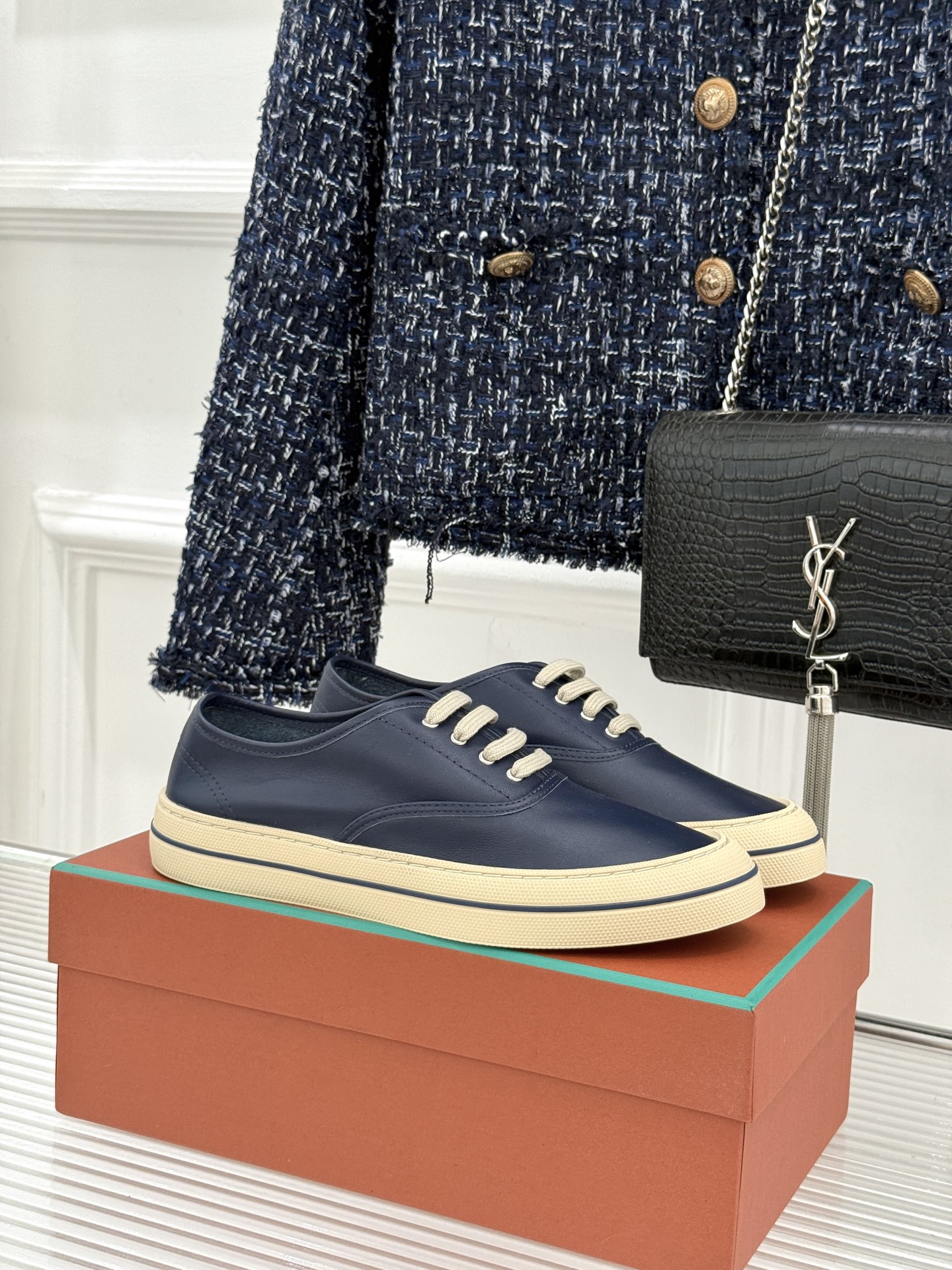 皮面Loro Piana新品情侣款休闲帆布鞋以极简轮廓诠释老钱风的低调奢华。甄选高支棉帆布 经防污防泼水