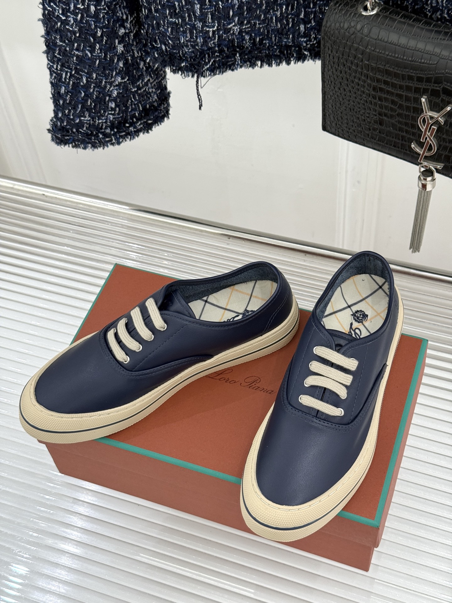 皮面Loro Piana新品情侣款休闲帆布鞋以极简轮廓诠释老钱风的低调奢华。甄选高支棉帆布 经防污防泼水