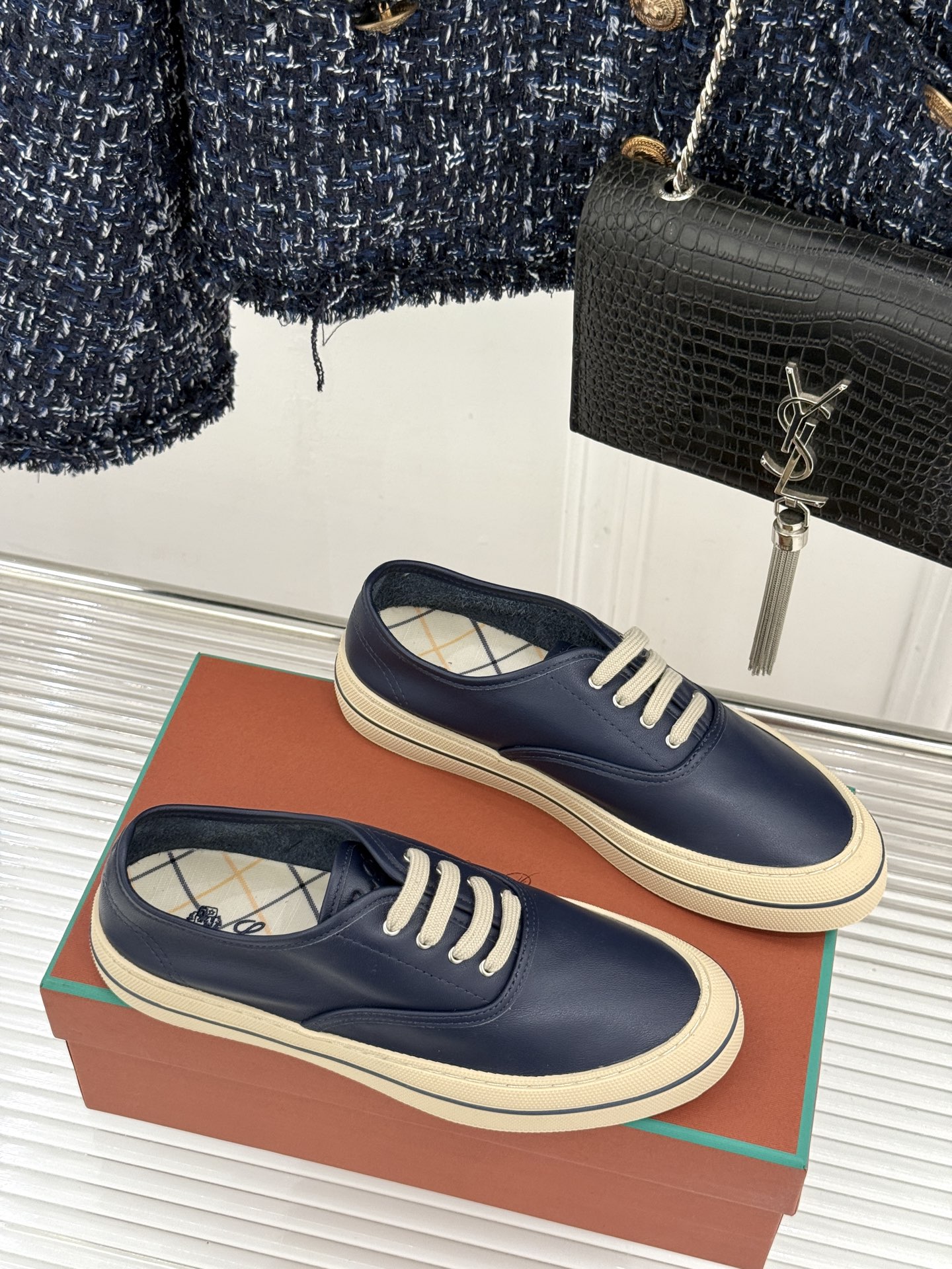 皮面Loro Piana新品情侣款休闲帆布鞋以极简轮廓诠释老钱风的低调奢华。甄选高支棉帆布 经防污防泼水