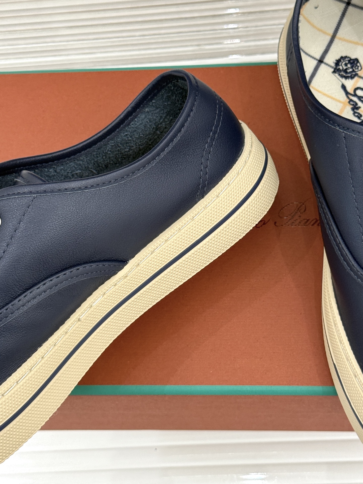 皮面Loro Piana新品情侣款休闲帆布鞋以极简轮廓诠释老钱风的低调奢华。甄选高支棉帆布 经防污防泼水