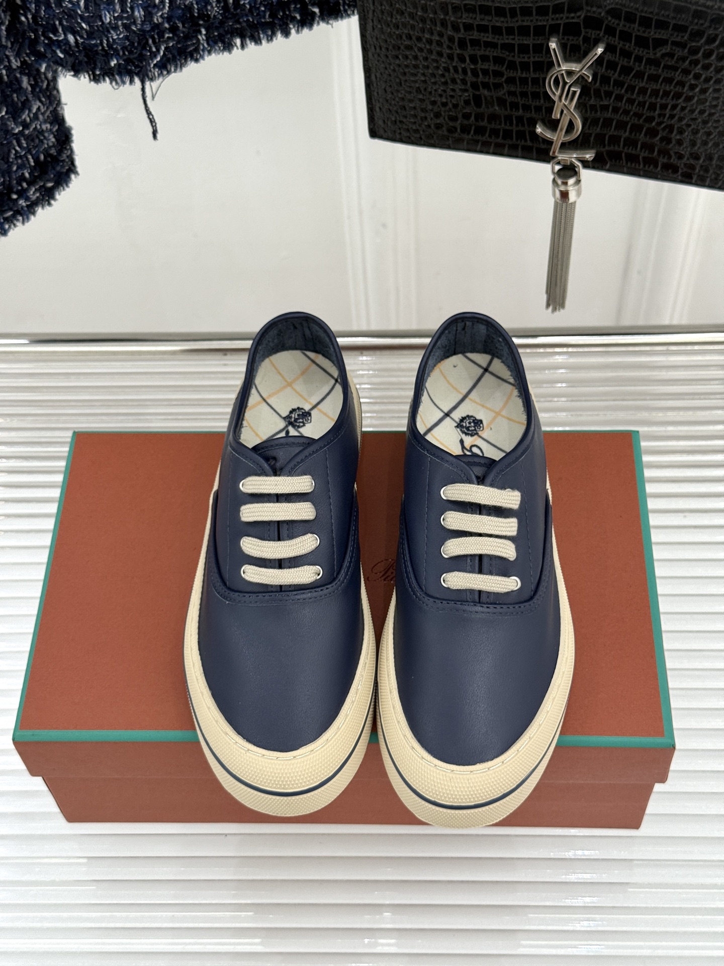 皮面Loro Piana新品情侣款休闲帆布鞋以极简轮廓诠释老钱风的低调奢华。甄选高支棉帆布 经防污防泼水