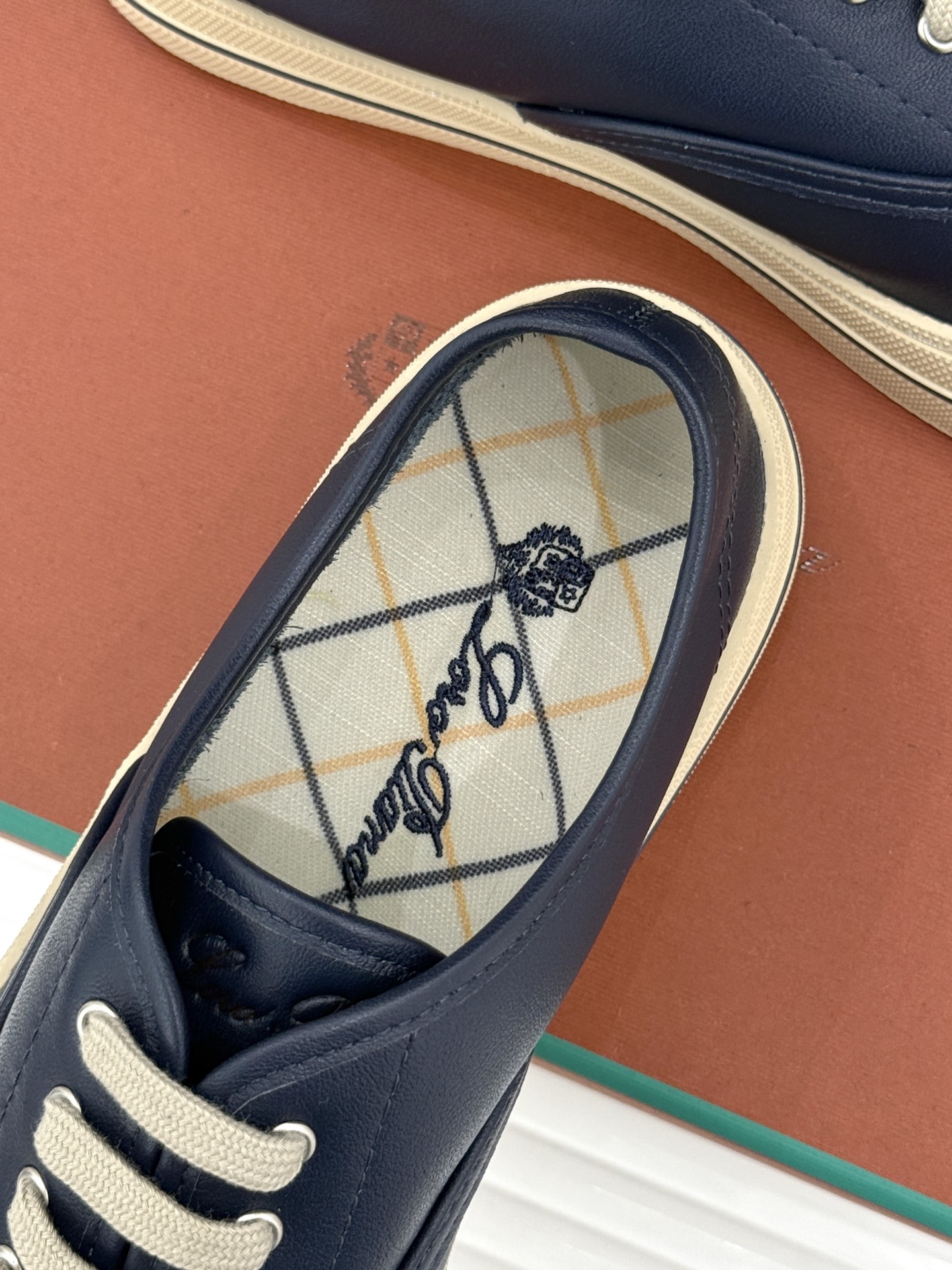 皮面Loro Piana新品情侣款休闲帆布鞋以极简轮廓诠释老钱风的低调奢华。甄选高支棉帆布 经防污防泼水