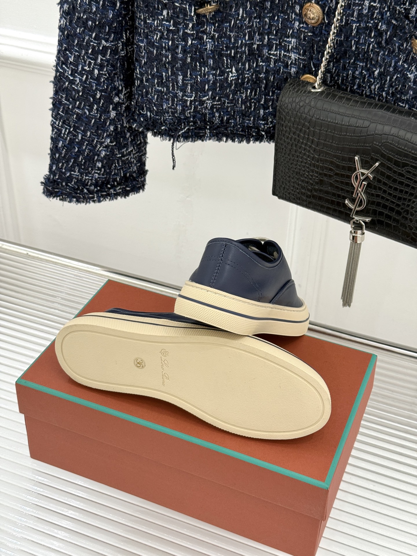 皮面Loro Piana新品情侣款休闲帆布鞋以极简轮廓诠释老钱风的低调奢华。甄选高支棉帆布 经防污防泼水