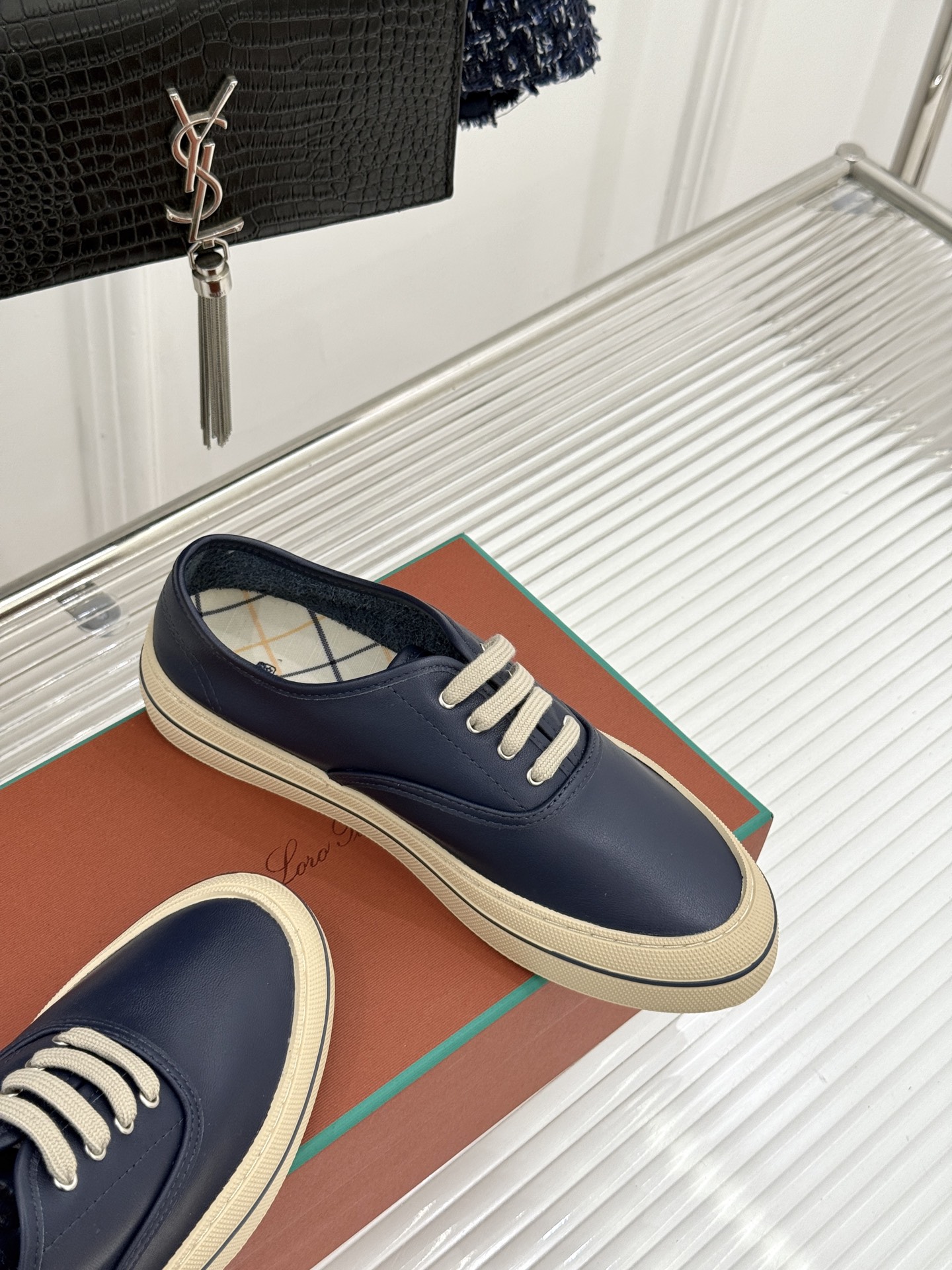 皮面Loro Piana新品情侣款休闲帆布鞋以极简轮廓诠释老钱风的低调奢华。甄选高支棉帆布 经防污防泼水