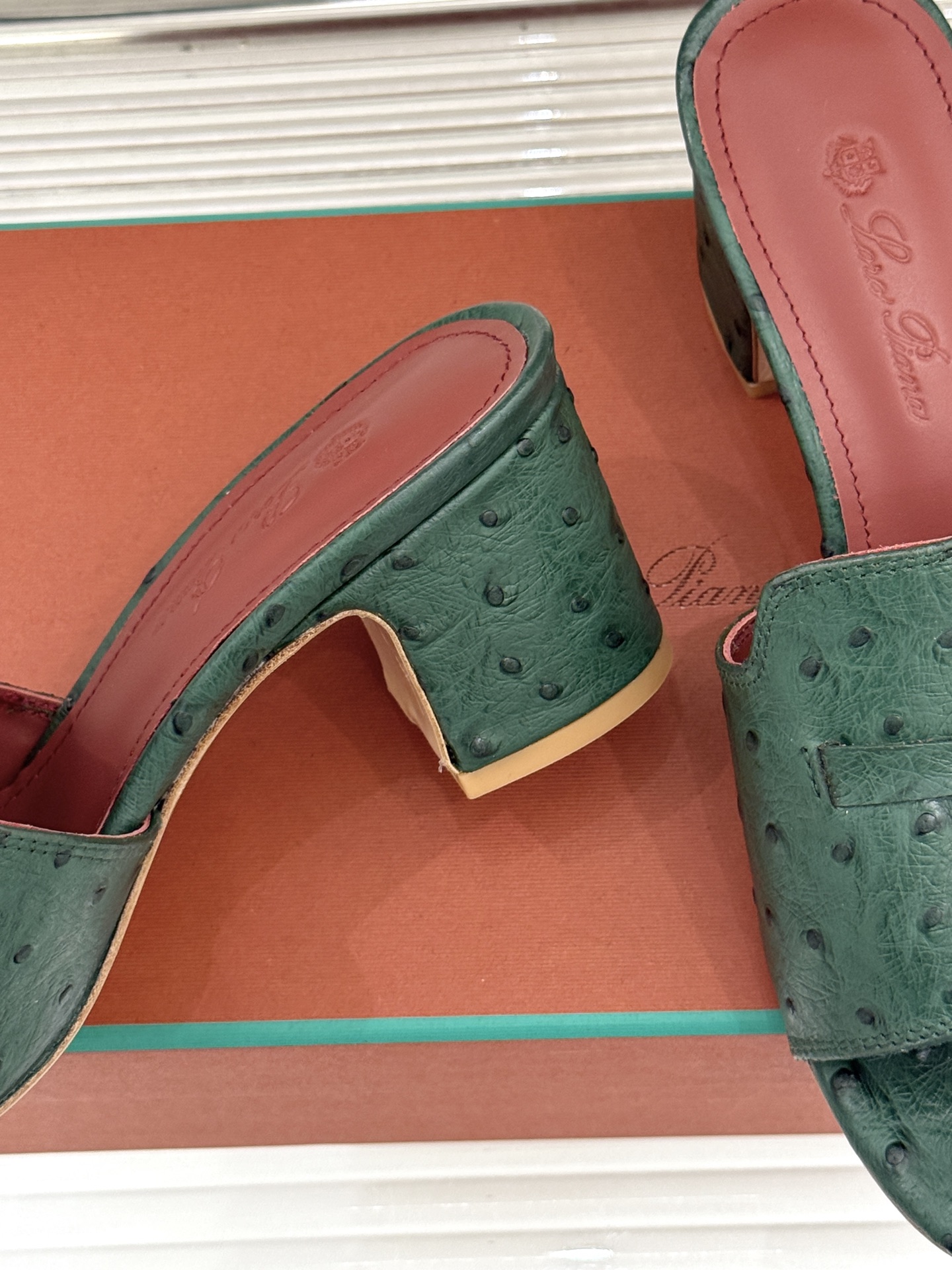 Loro Piana/ LP🌾 经典复古绝美吊坠粗跟平底拖鞋简约即时髦 松弛的高级感感受夏日感高级穿搭~