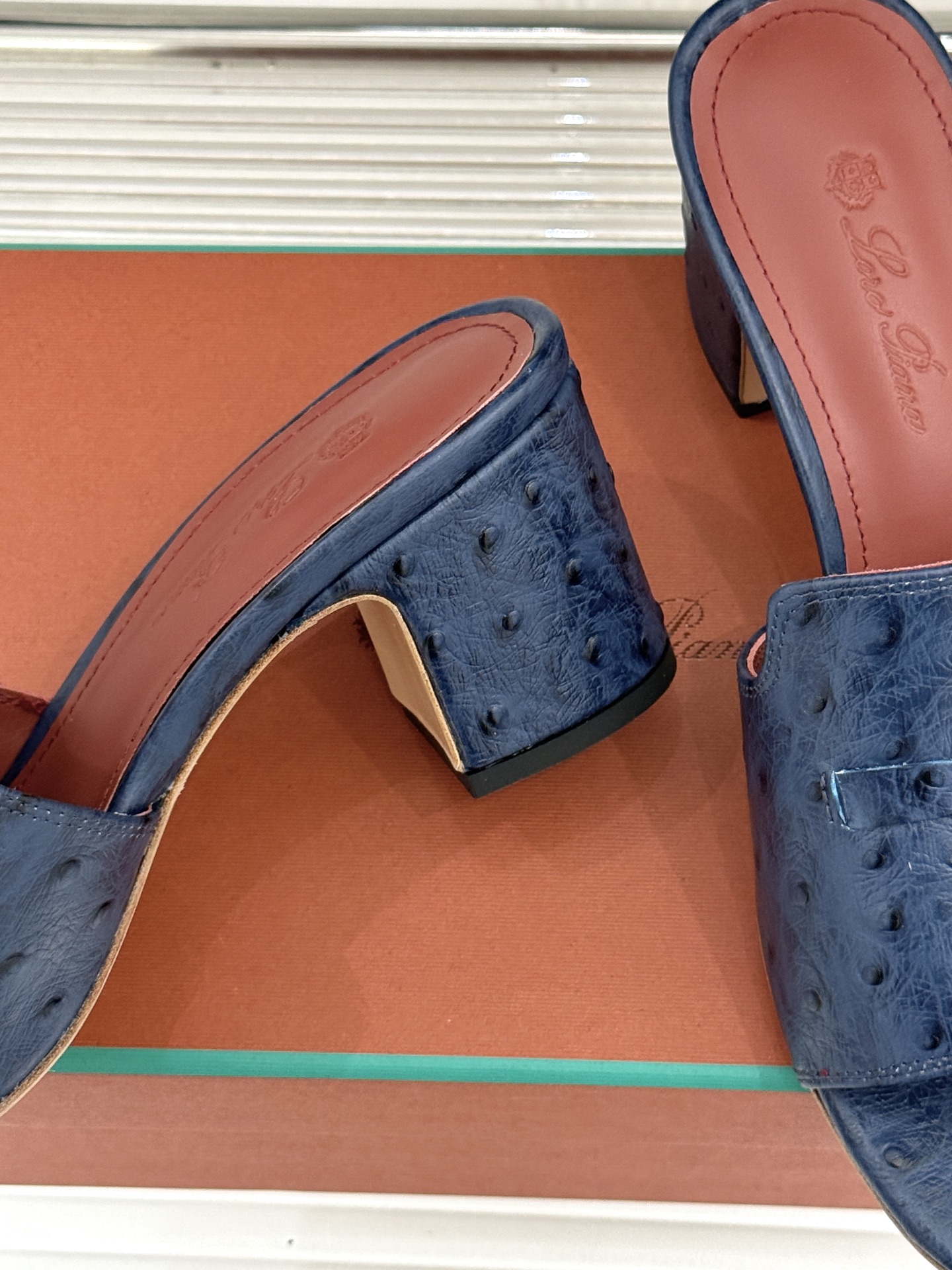 Loro Piana/ LP🌾 经典复古绝美吊坠粗跟平底拖鞋简约即时髦 松弛的高级感感受夏日感高级穿搭~