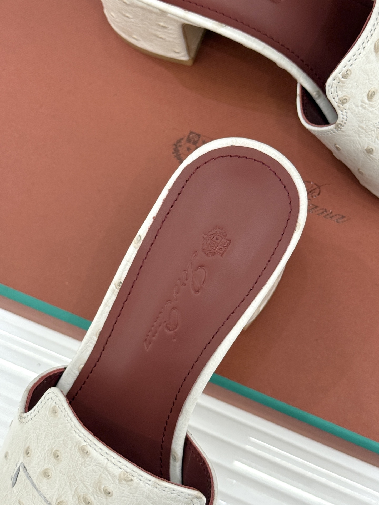 Loro Piana/ LP🌾 经典复古绝美吊坠粗跟平底拖鞋简约即时髦 松弛的高级感感受夏日感高级穿搭~