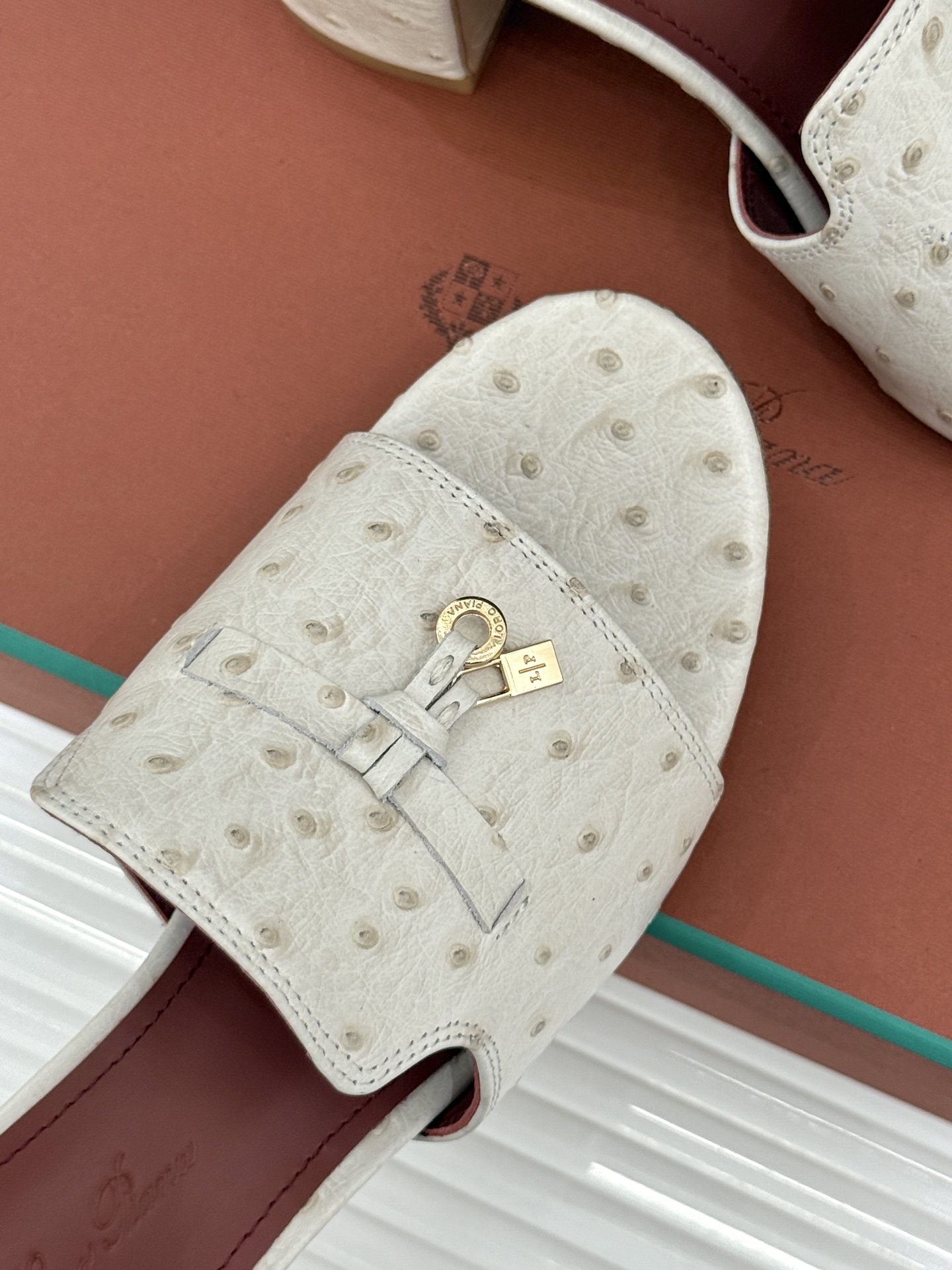 Loro Piana/ LP🌾 经典复古绝美吊坠粗跟平底拖鞋简约即时髦 松弛的高级感感受夏日感高级穿搭~