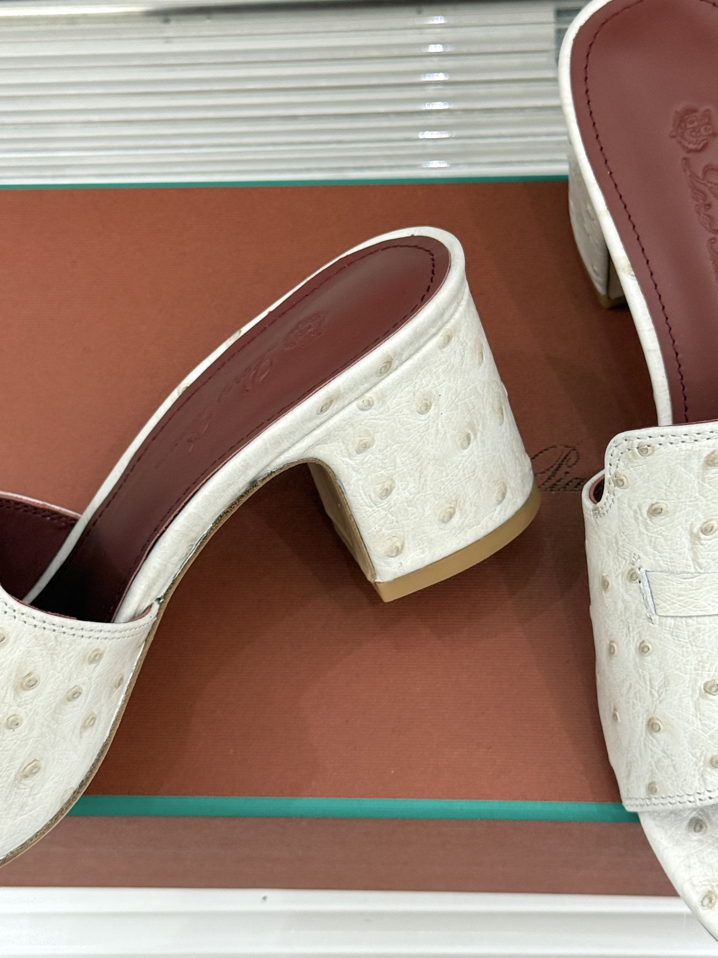 Loro Piana/ LP🌾 经典复古绝美吊坠粗跟平底拖鞋简约即时髦 松弛的高级感感受夏日感高级穿搭~