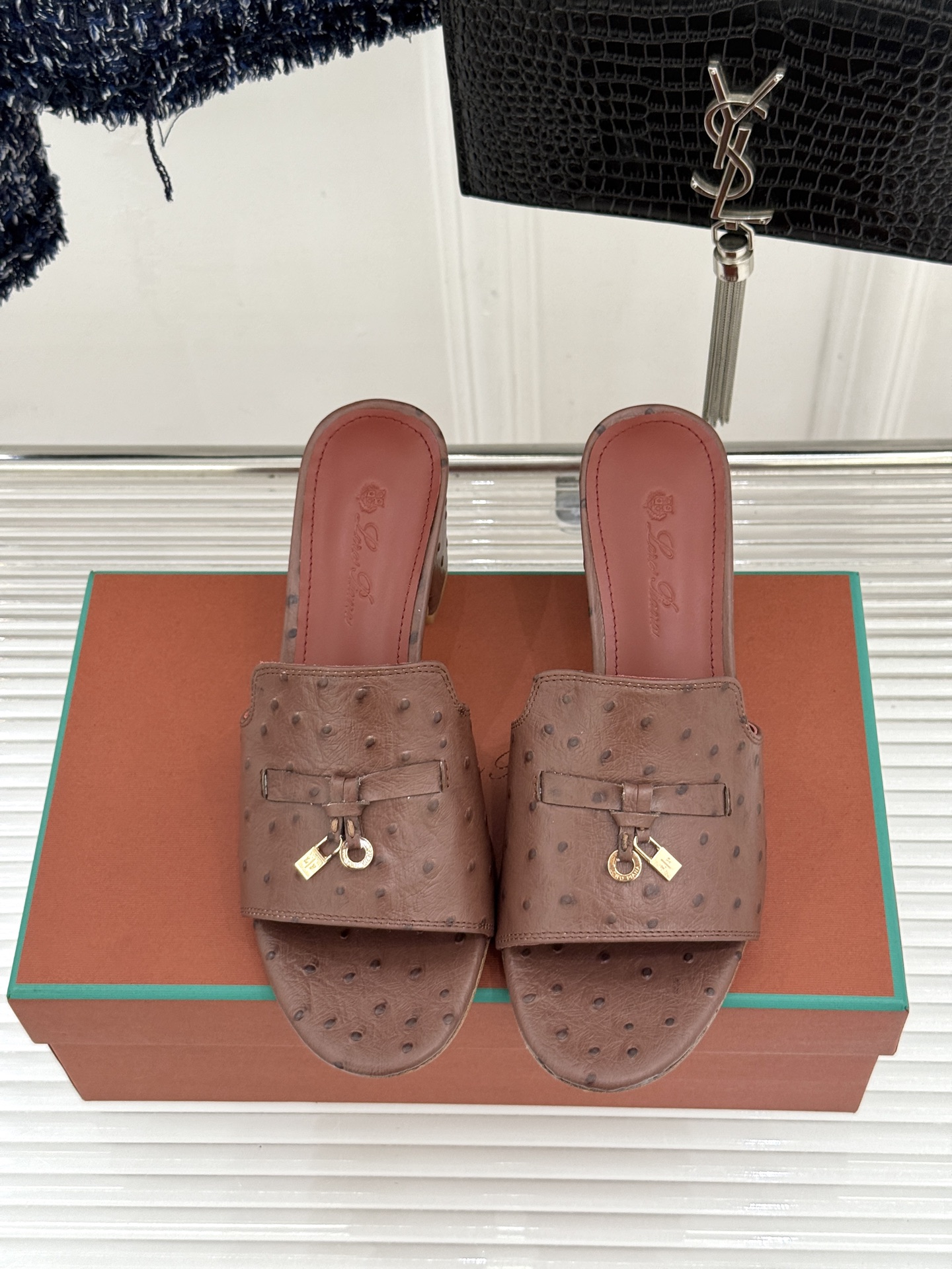 Loro Piana/ LP🌾 经典复古绝美吊坠粗跟平底拖鞋简约即时髦 松弛的高级感感受夏日感高级穿搭~