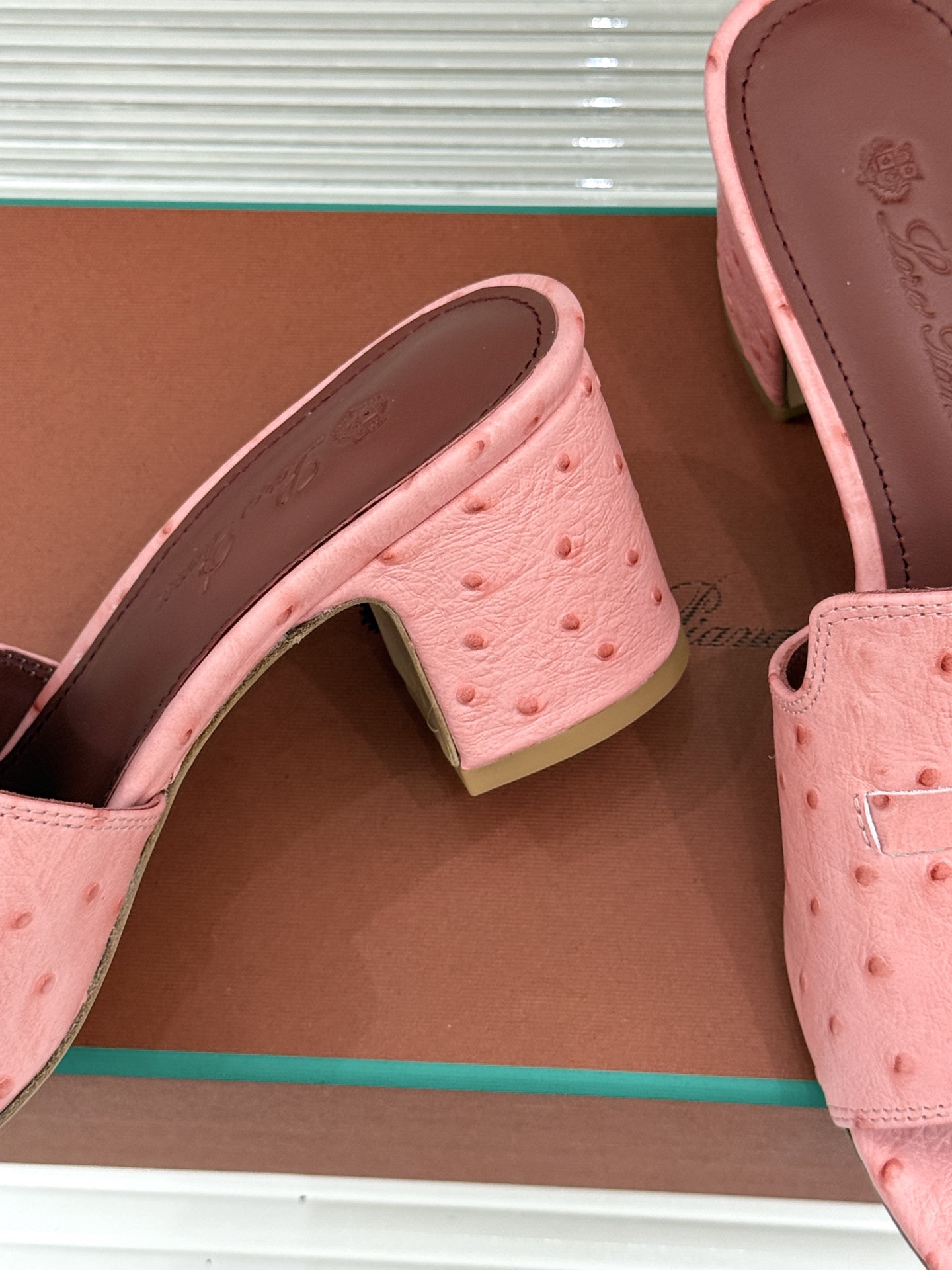 Loro Piana/ LP🌾 经典复古绝美吊坠粗跟平底拖鞋简约即时髦 松弛的高级感感受夏日感高级穿搭~