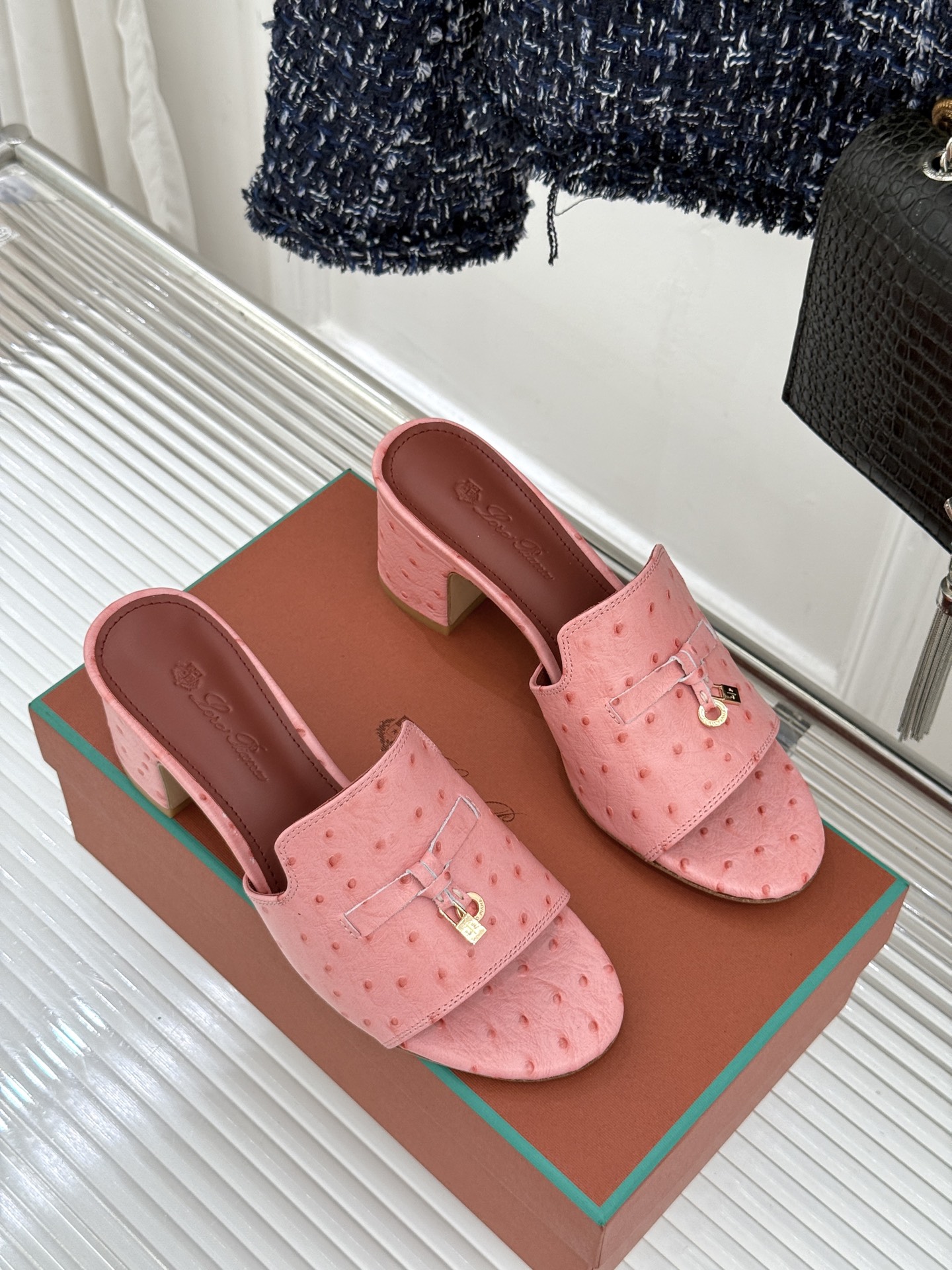 Loro Piana/ LP🌾 经典复古绝美吊坠粗跟平底拖鞋简约即时髦 松弛的高级感感受夏日感高级穿搭~