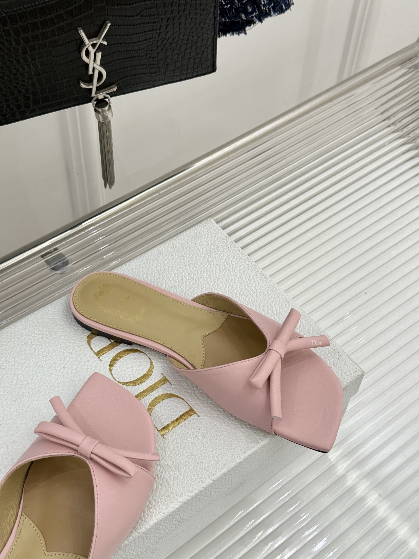 Dior/迪奥26WF早春新品蝴蝶结系列平底拖鞋当罗马阿尔巴尼别墅的早春晨光吻过迪奥工坊的缎面裁片这双凉