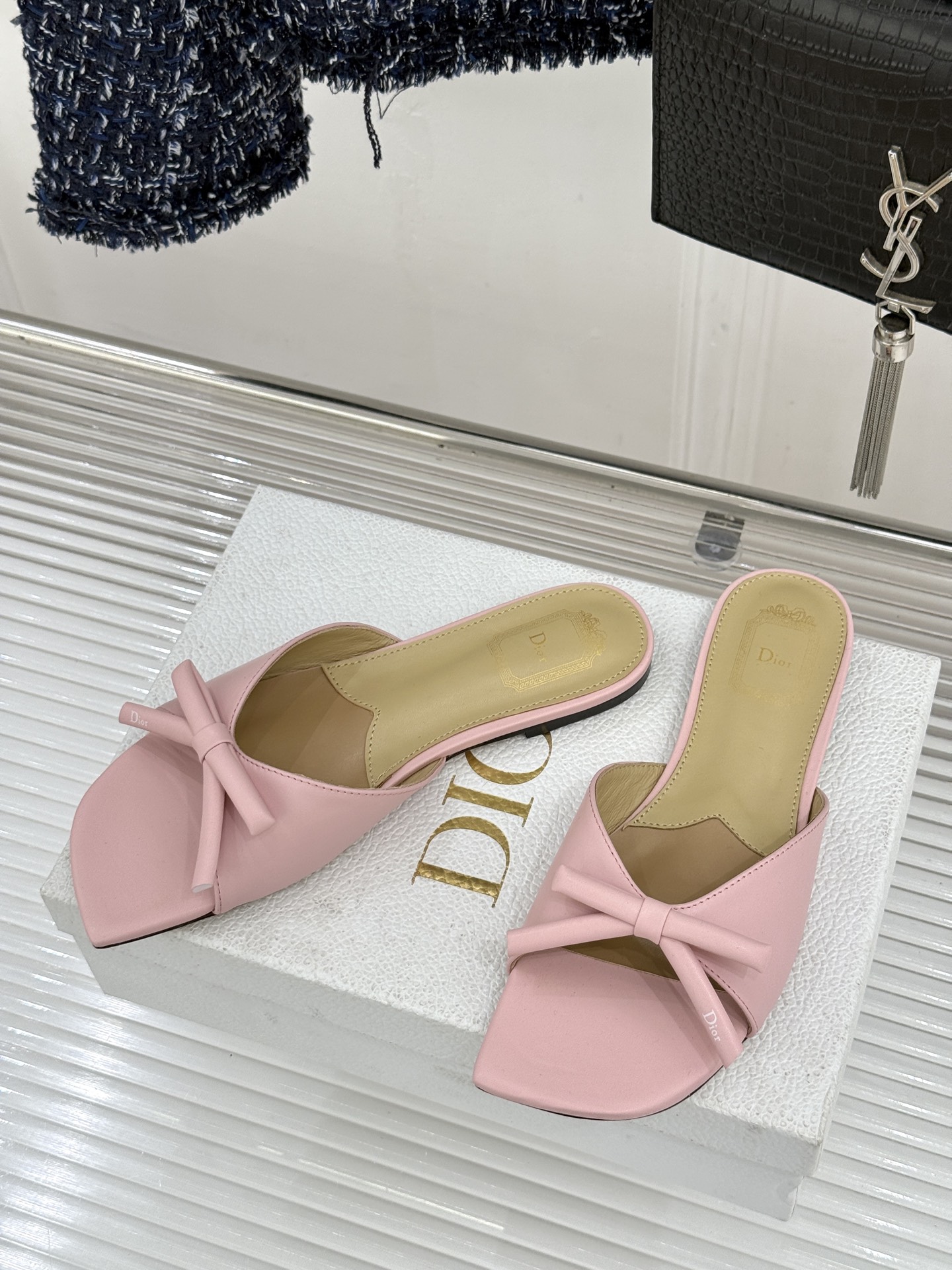 Dior/迪奥26WF早春新品蝴蝶结系列平底拖鞋当罗马阿尔巴尼别墅的早春晨光吻过迪奥工坊的缎面裁片这双凉