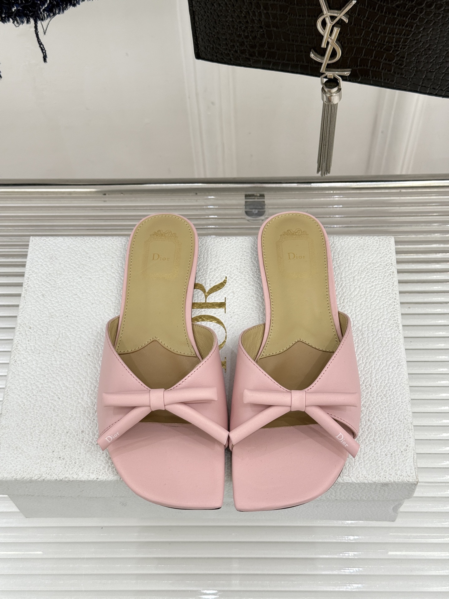 Dior/迪奥26WF早春新品蝴蝶结系列平底拖鞋当罗马阿尔巴尼别墅的早春晨光吻过迪奥工坊的缎面裁片这双凉