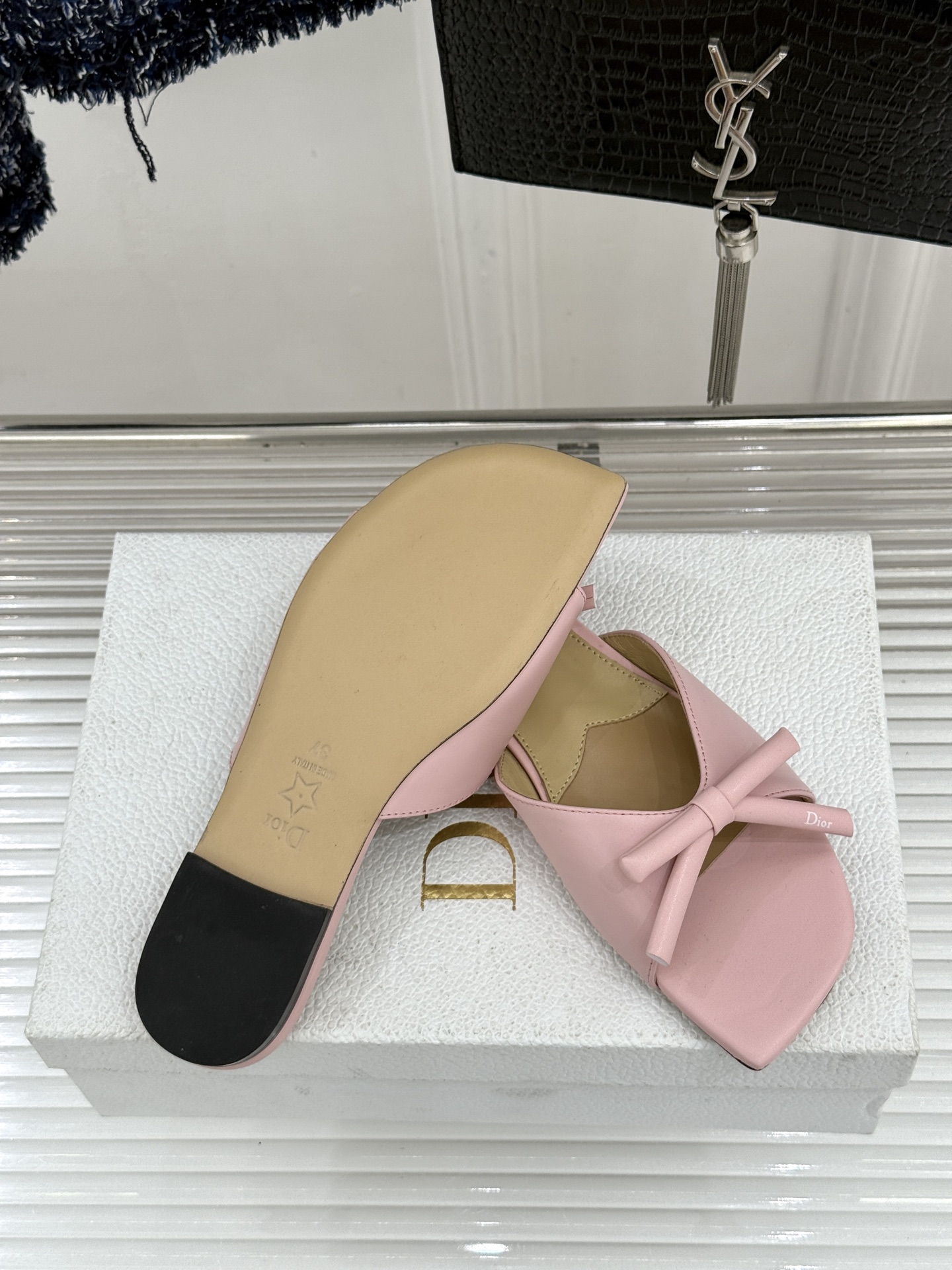 Dior/迪奥26WF早春新品蝴蝶结系列平底拖鞋当罗马阿尔巴尼别墅的早春晨光吻过迪奥工坊的缎面裁片这双凉