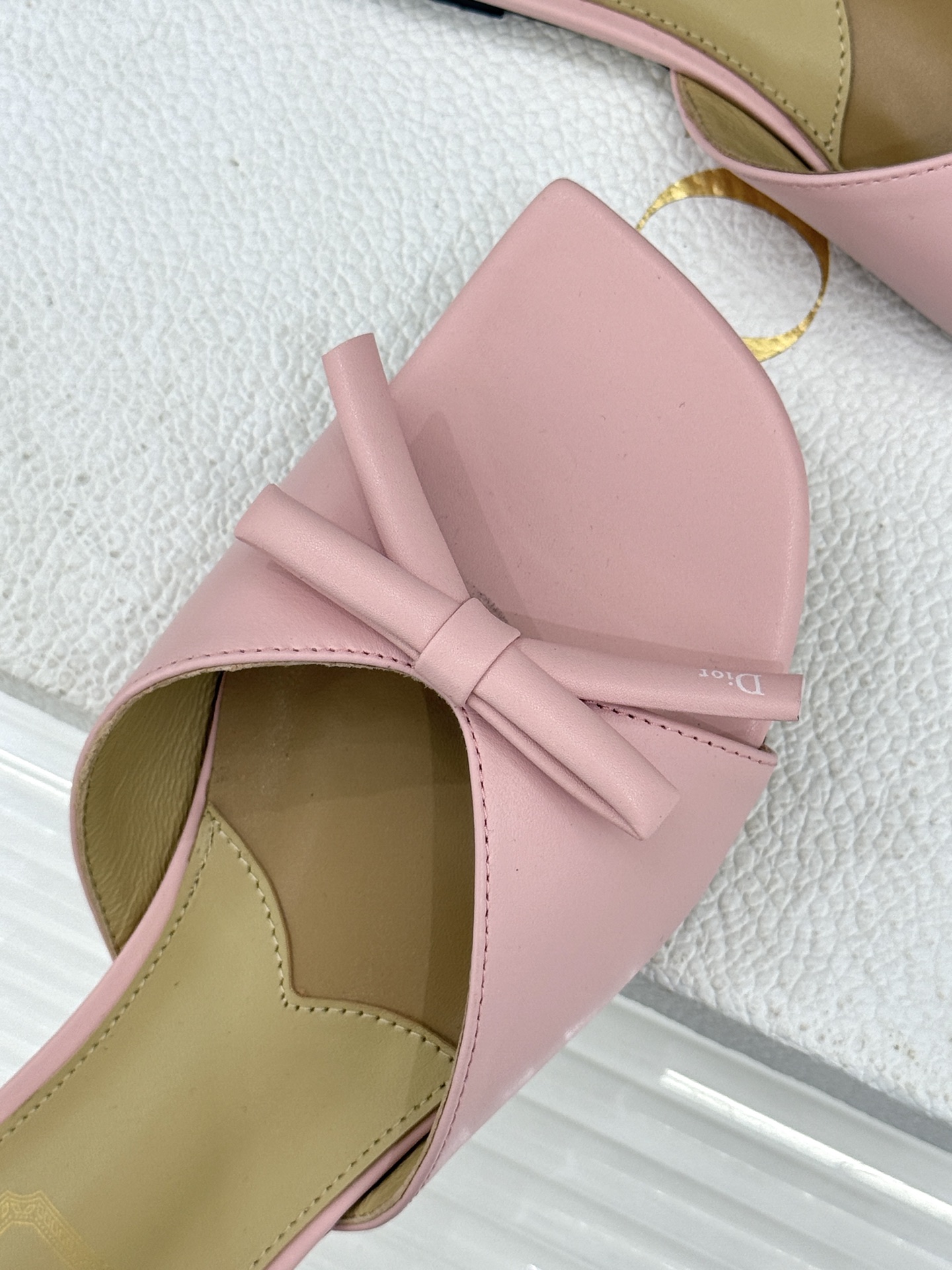 Dior/迪奥26WF早春新品蝴蝶结系列平底拖鞋当罗马阿尔巴尼别墅的早春晨光吻过迪奥工坊的缎面裁片这双凉