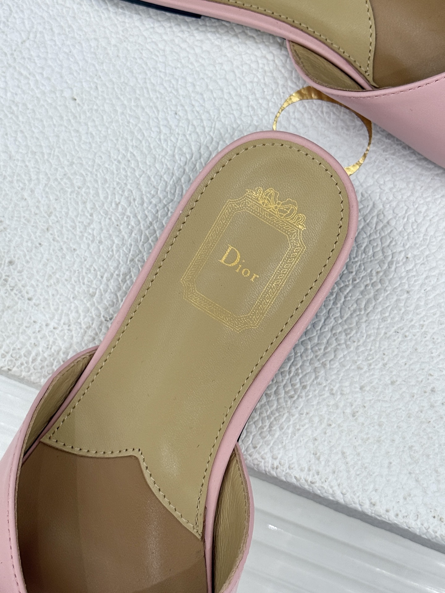 Dior/迪奥26WF早春新品蝴蝶结系列平底拖鞋当罗马阿尔巴尼别墅的早春晨光吻过迪奥工坊的缎面裁片这双凉