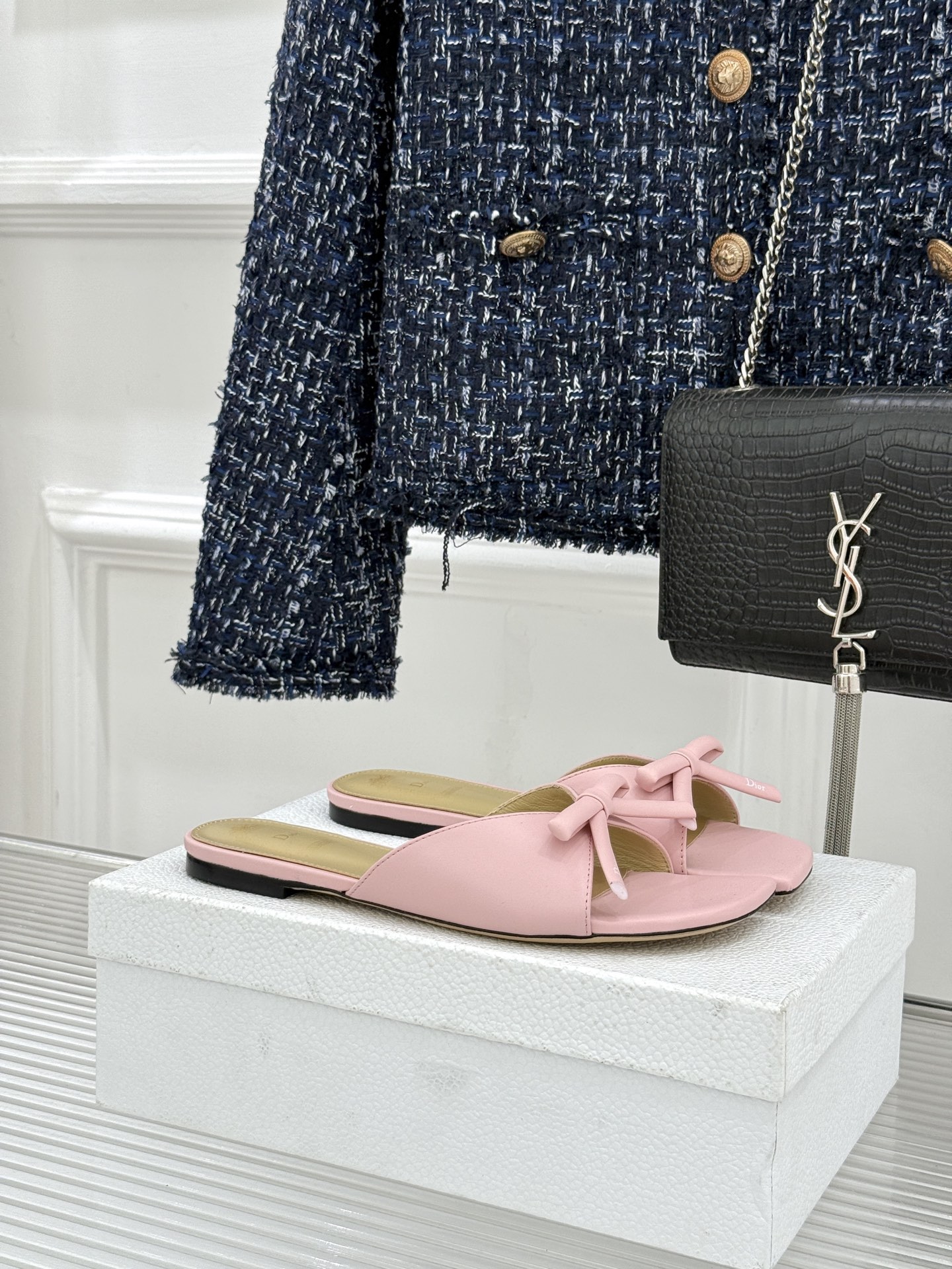 Dior/迪奥26WF早春新品蝴蝶结系列平底拖鞋当罗马阿尔巴尼别墅的早春晨光吻过迪奥工坊的缎面裁片这双凉