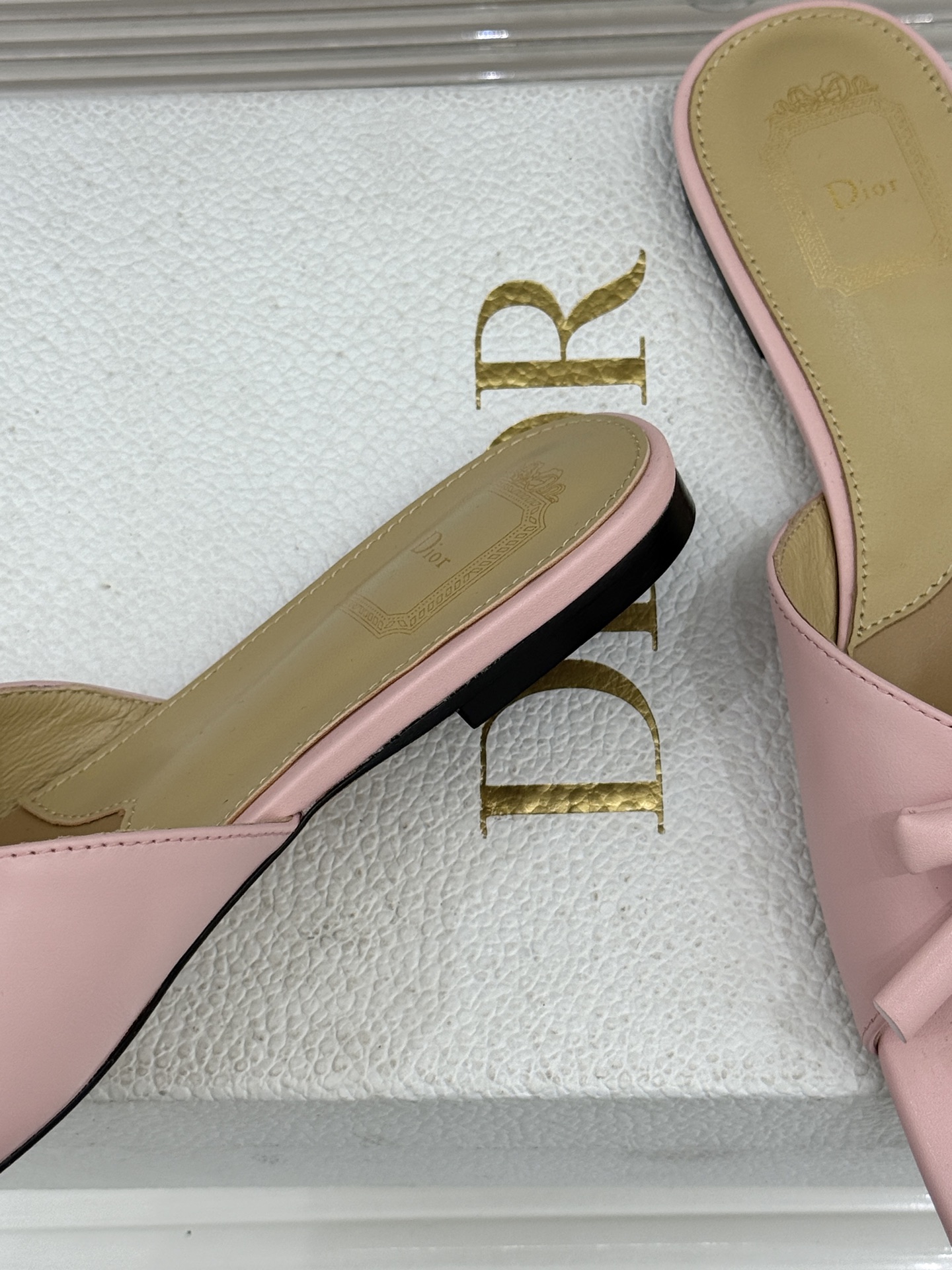 Dior/迪奥26WF早春新品蝴蝶结系列平底拖鞋当罗马阿尔巴尼别墅的早春晨光吻过迪奥工坊的缎面裁片这双凉