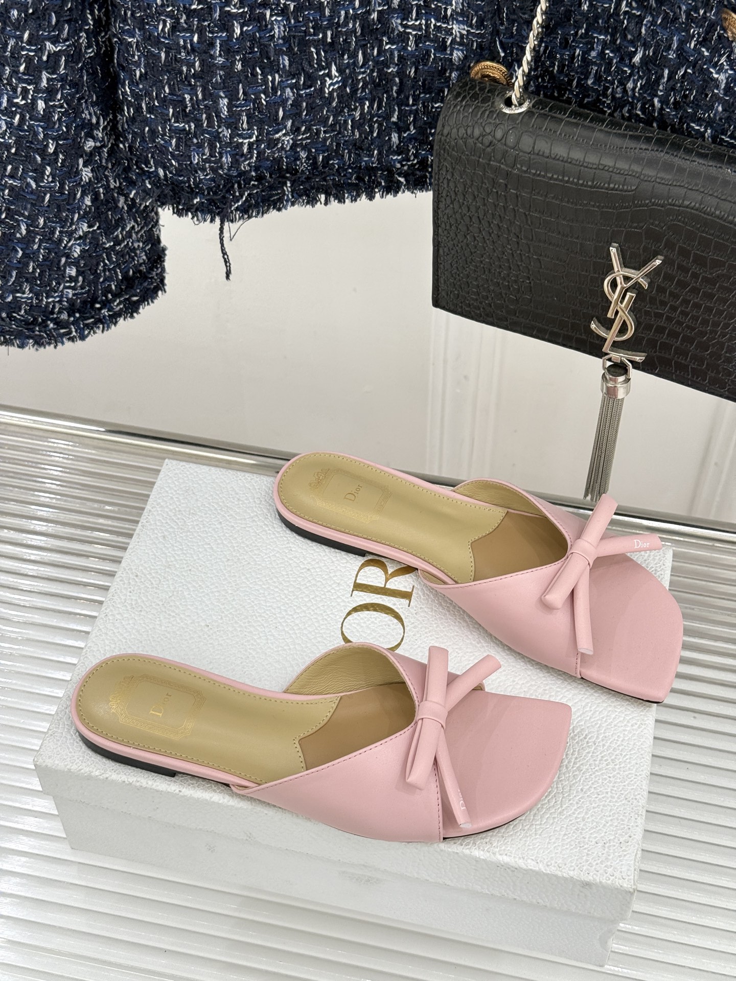 Dior/迪奥26WF早春新品蝴蝶结系列平底拖鞋当罗马阿尔巴尼别墅的早春晨光吻过迪奥工坊的缎面裁片这双凉